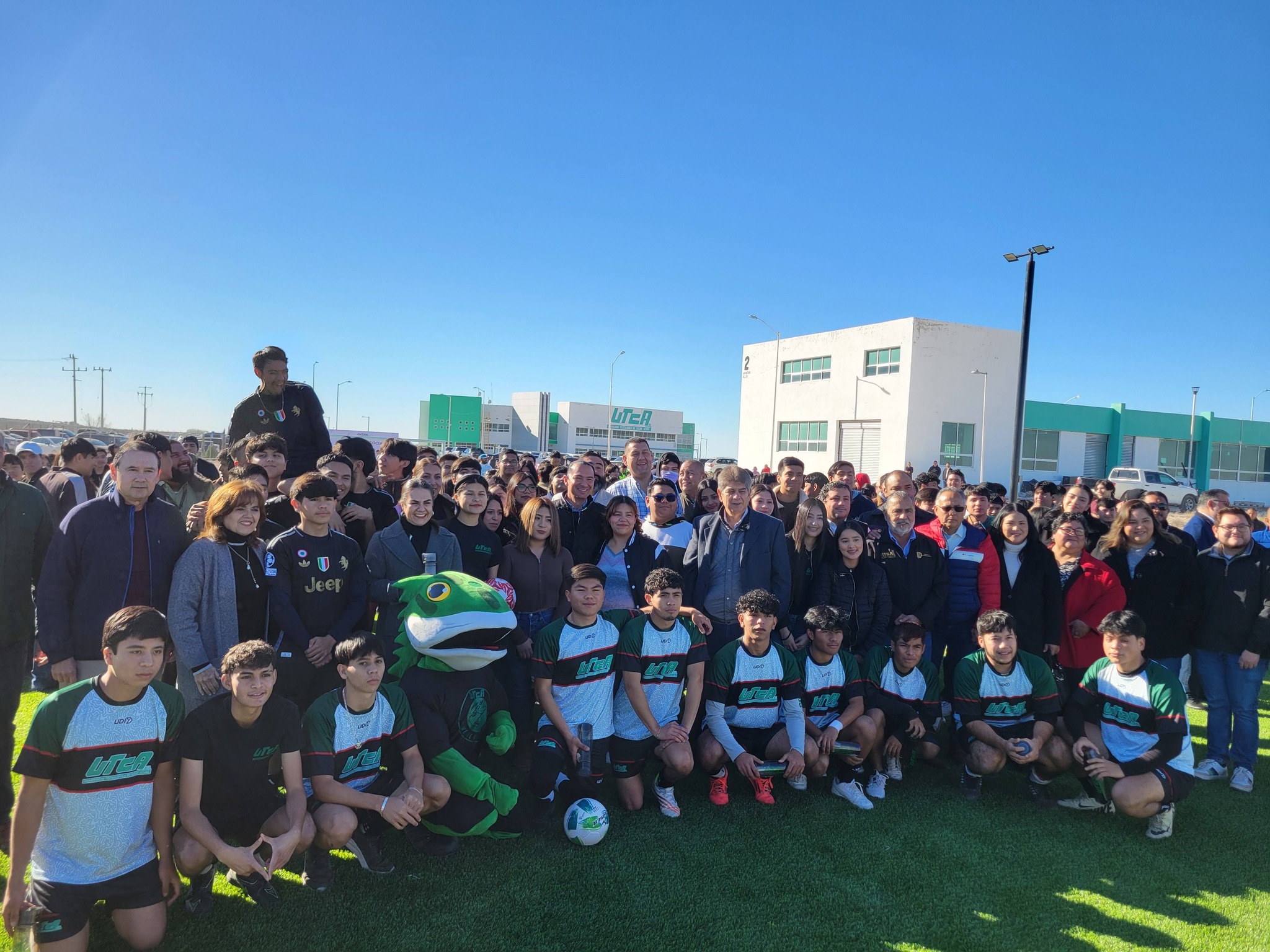 Entrega Emilio cancha de fútbol en la UTCA