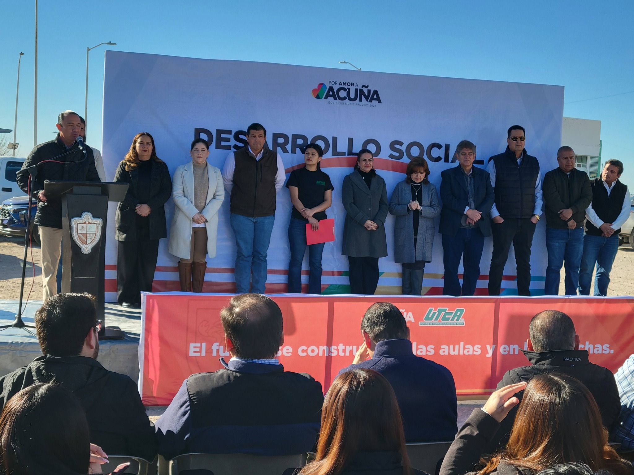 Entrega Emilio cancha de fútbol en la UTCA