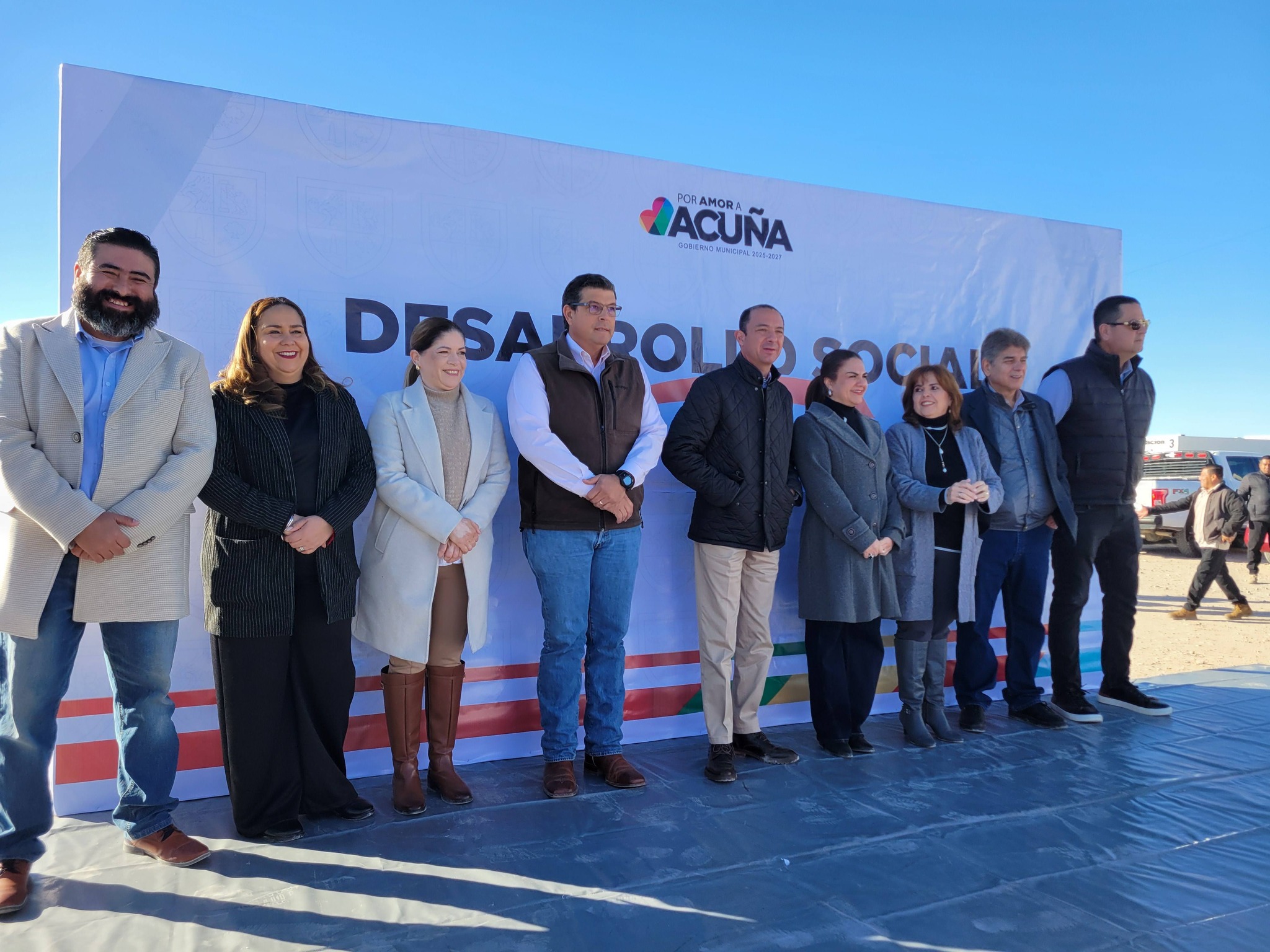 Entrega Emilio cancha de fútbol en la UTCA