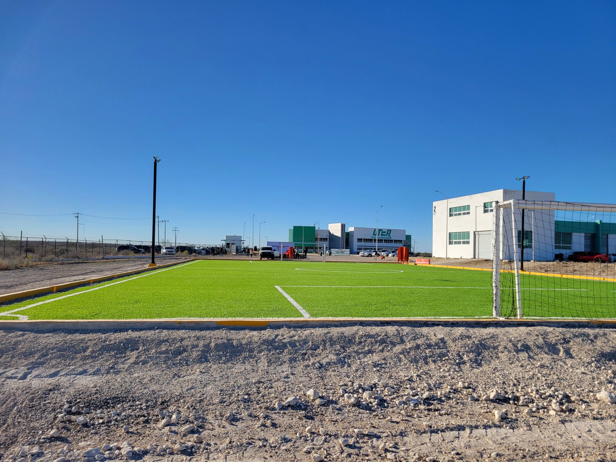 Entrega Emilio cancha de fútbol en la UTCA
