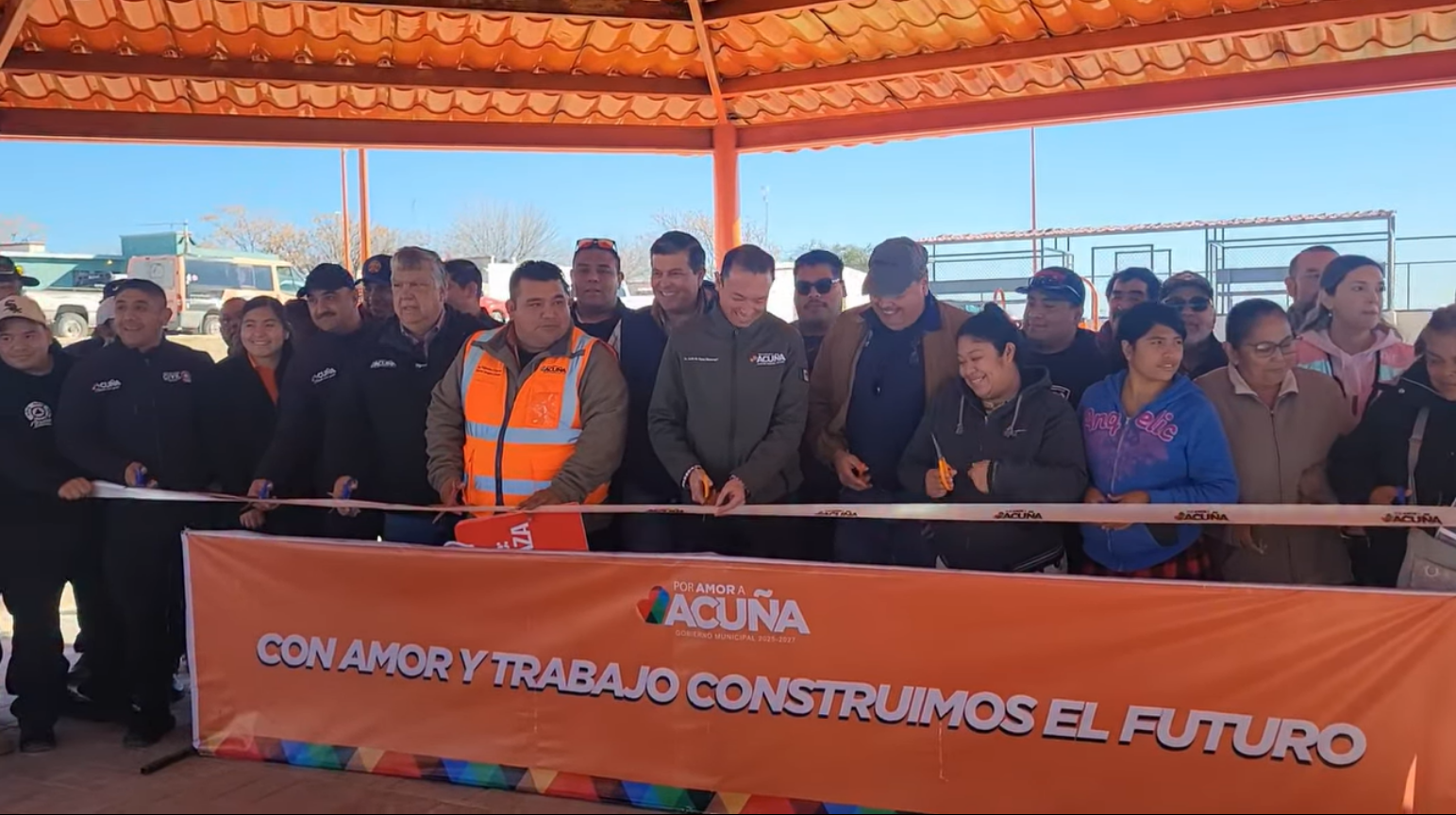 Entrega Emilio De Hoyos otra plaza remodelada