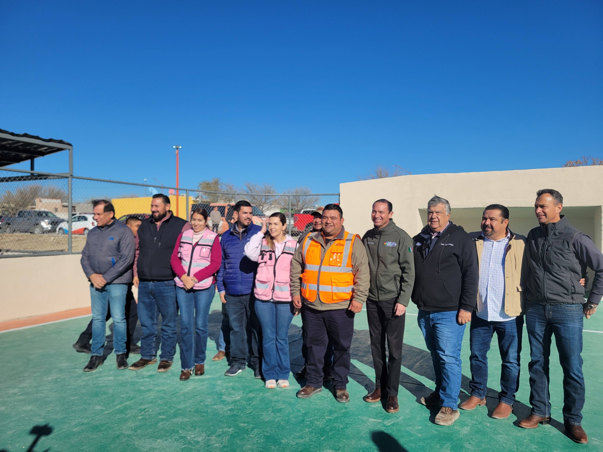 Entrega Emilio De Hoyos otra plaza remodelada