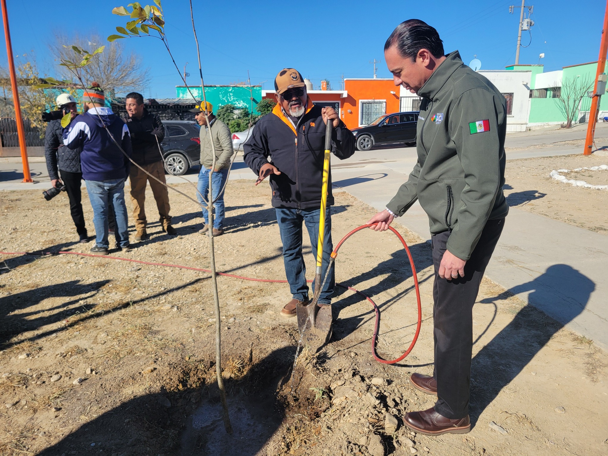 Entrega Emilio De Hoyos otra plaza remodelada