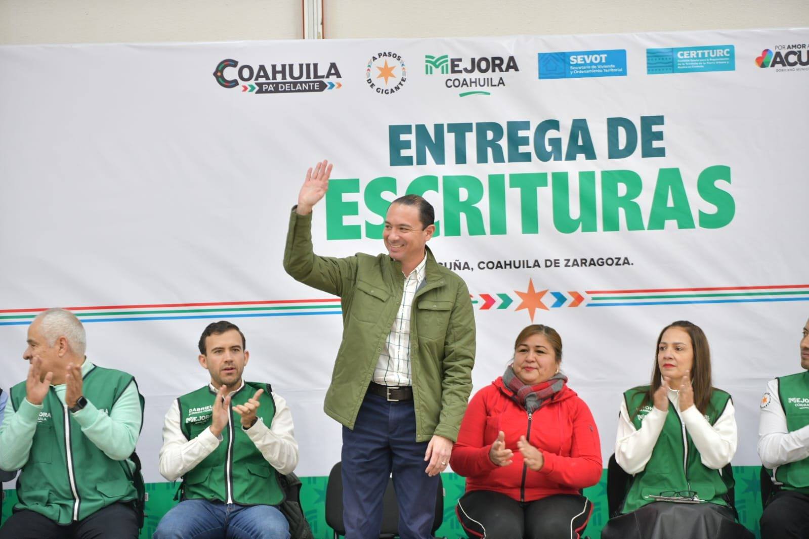 ENTREGAN ESCRITURAS A 324 FAMILIAS DE ACUÑA