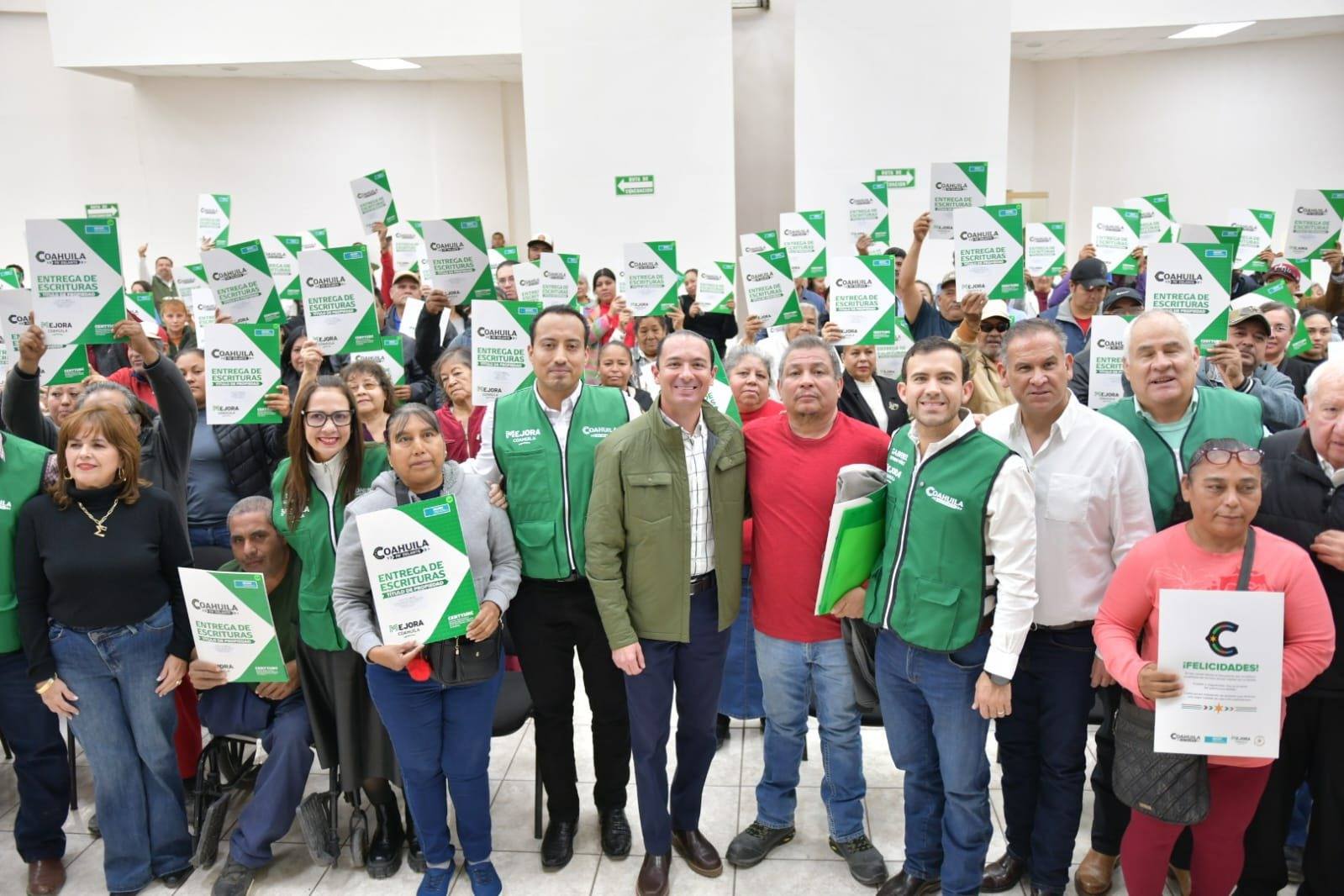 ENTREGAN ESCRITURAS A 324 FAMILIAS DE ACUÑA