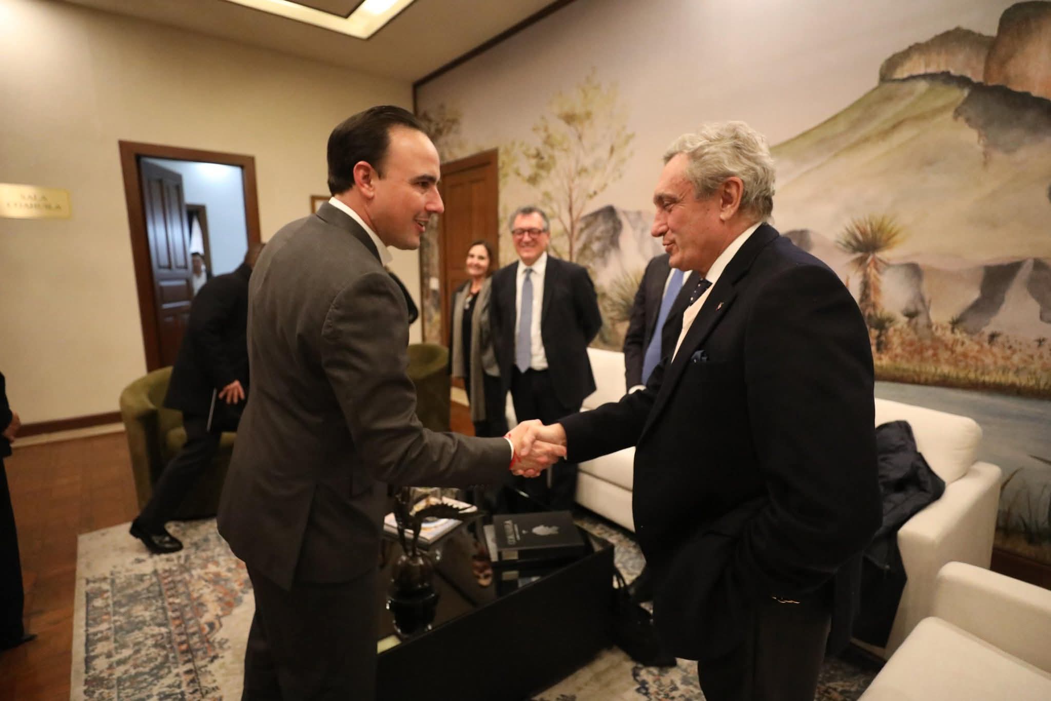 SE REÚNE MANOLO CON EL EMBAJADOR DE ITALIA