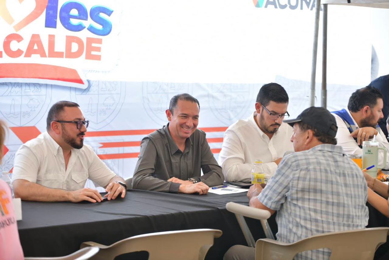 ATIENDE EMILIO DE HOYOS SOLICITUDES CIUDADANAS EN “MIÉRCOLES CON TU ALCALDE”