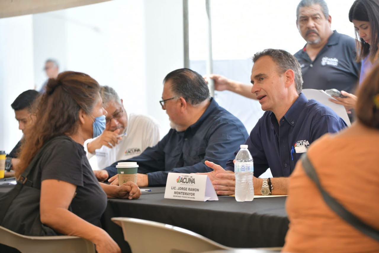ATIENDE EMILIO DE HOYOS SOLICITUDES CIUDADANAS EN “MIÉRCOLES CON TU ALCALDE”
