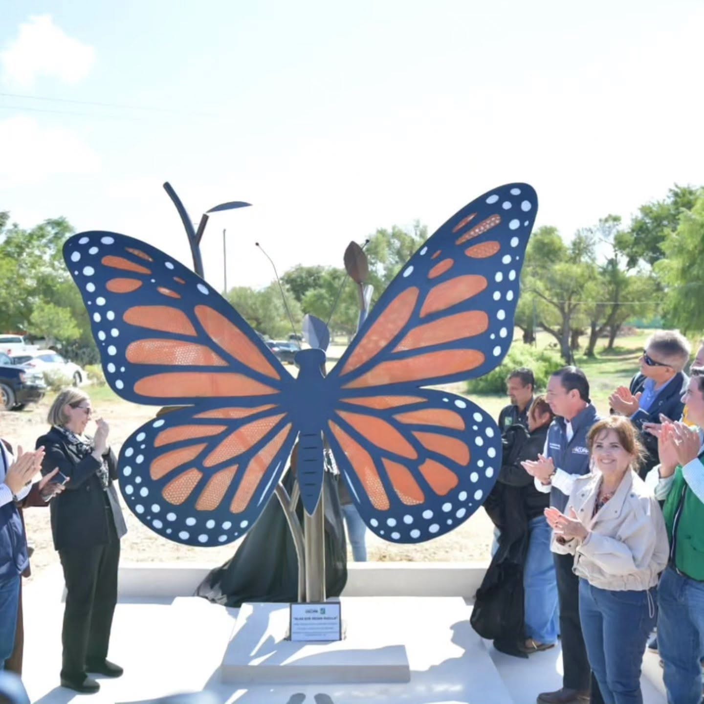 CON HOMENAJE A LA PROFRA. NORMA LETICIA AVENDAÑO, ACUÑA RECIBE A LA MARIPOSA MONARCA