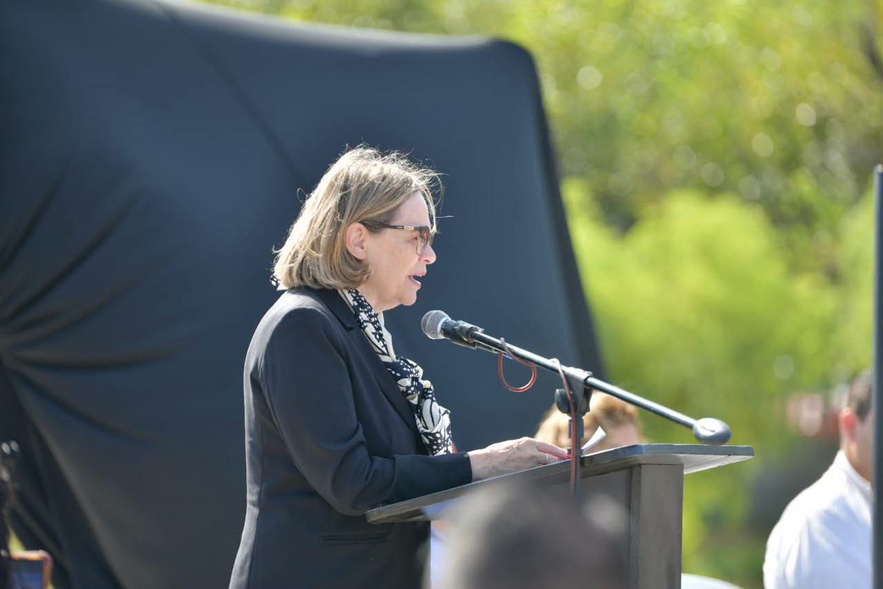 CON HOMENAJE A LA PROFRA. NORMA LETICIA AVENDAÑO, ACUÑA RECIBE A LA MARIPOSA MONARCA
