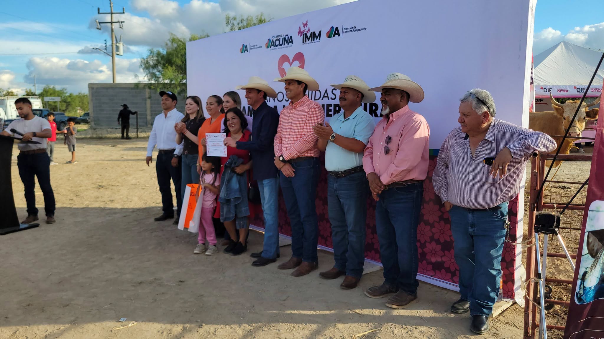 Encabeza el alcalde Emilio De Hoyos Brigada multidisciplinaria Manos a la Obra, mujer rural