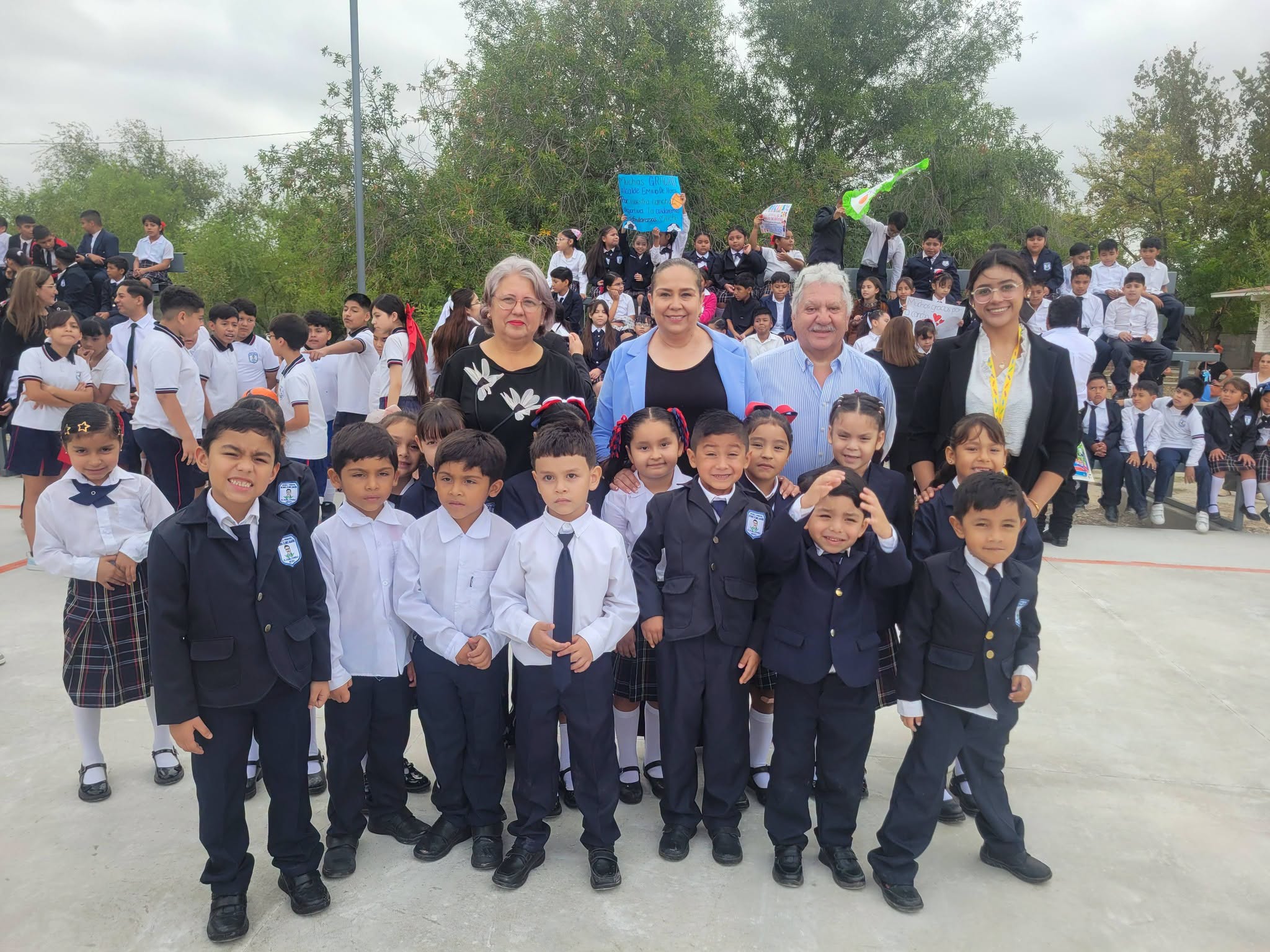 Entrega Emilio cancha deportiva en la primaria Ricardo Flores Magón