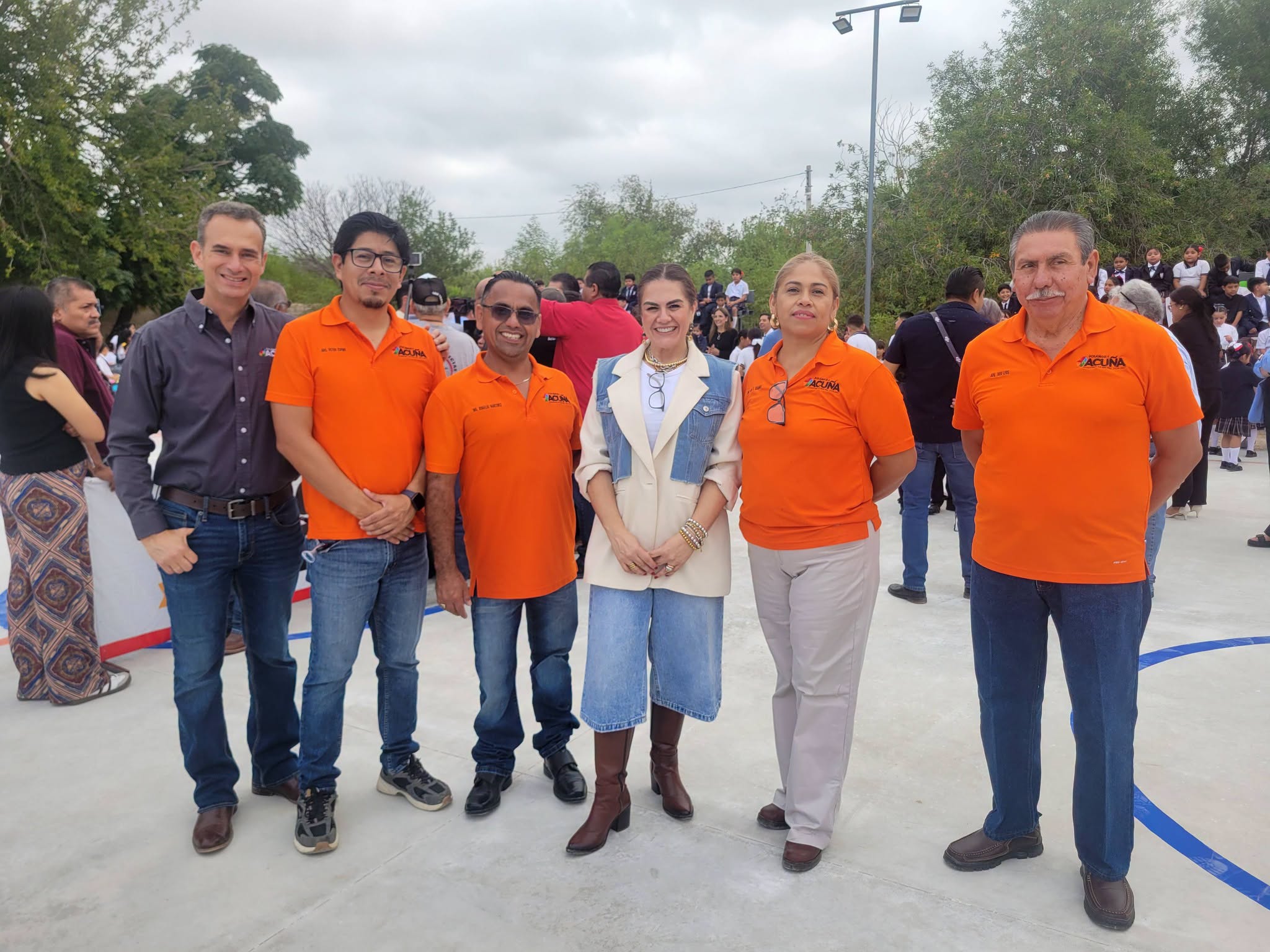 Entrega Emilio cancha deportiva en la primaria Ricardo Flores Magón