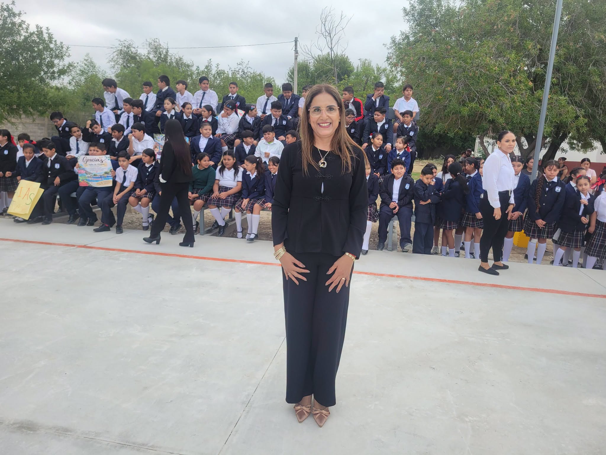 Entrega Emilio cancha deportiva en la primaria Ricardo Flores Magón