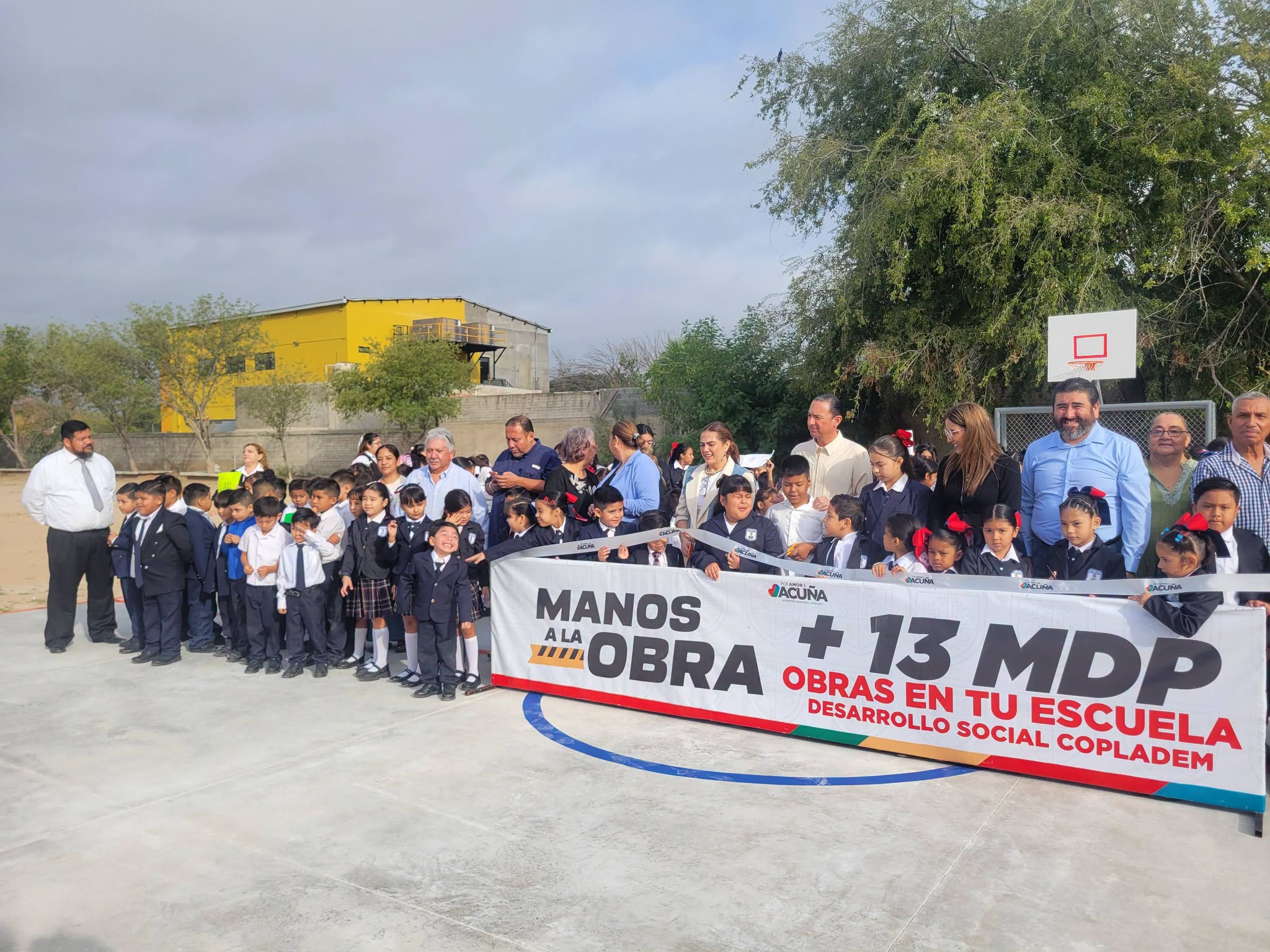 Entrega Emilio cancha deportiva en la primaria Ricardo Flores Magón