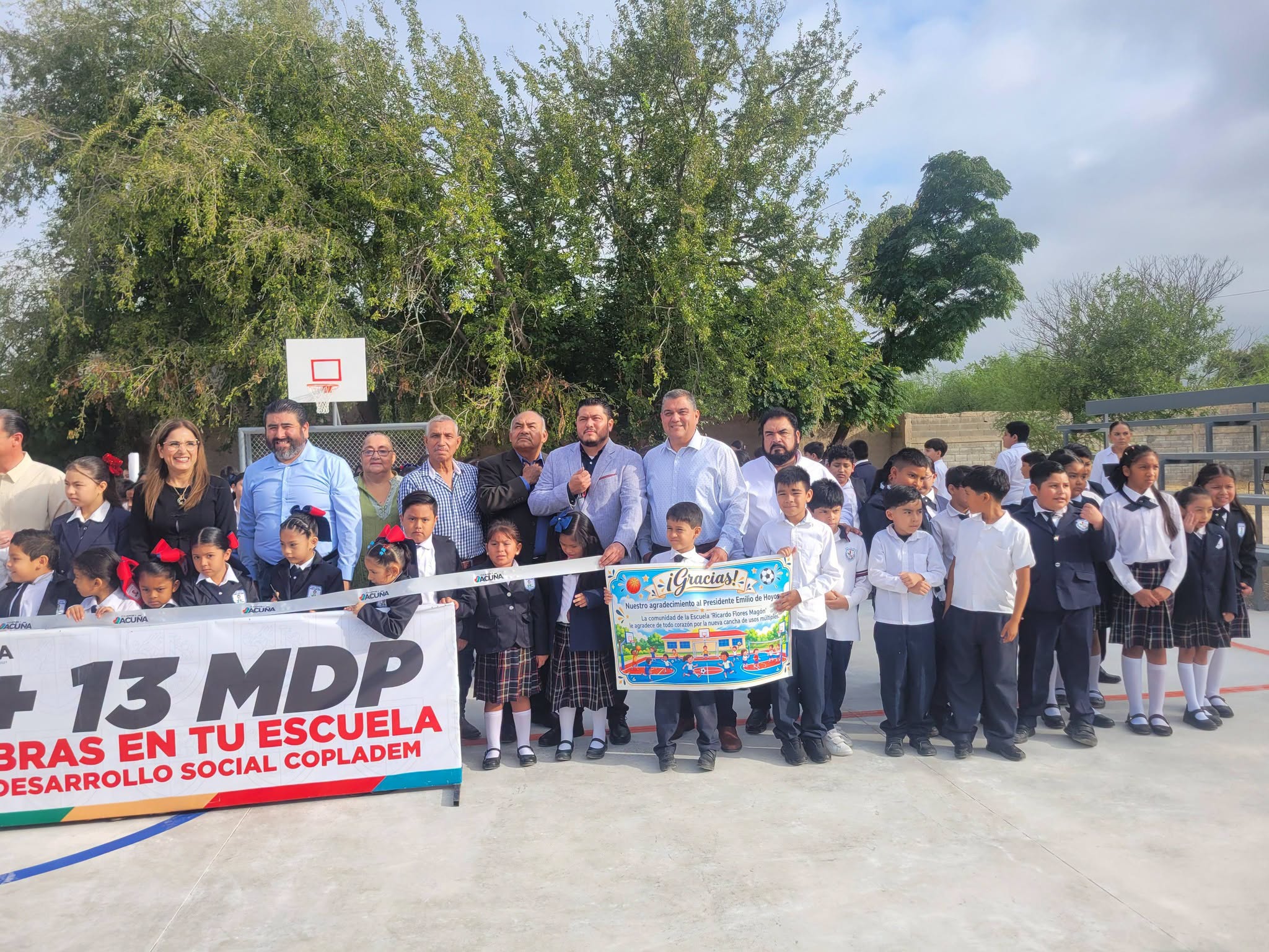 Entrega Emilio cancha deportiva en la primaria Ricardo Flores Magón