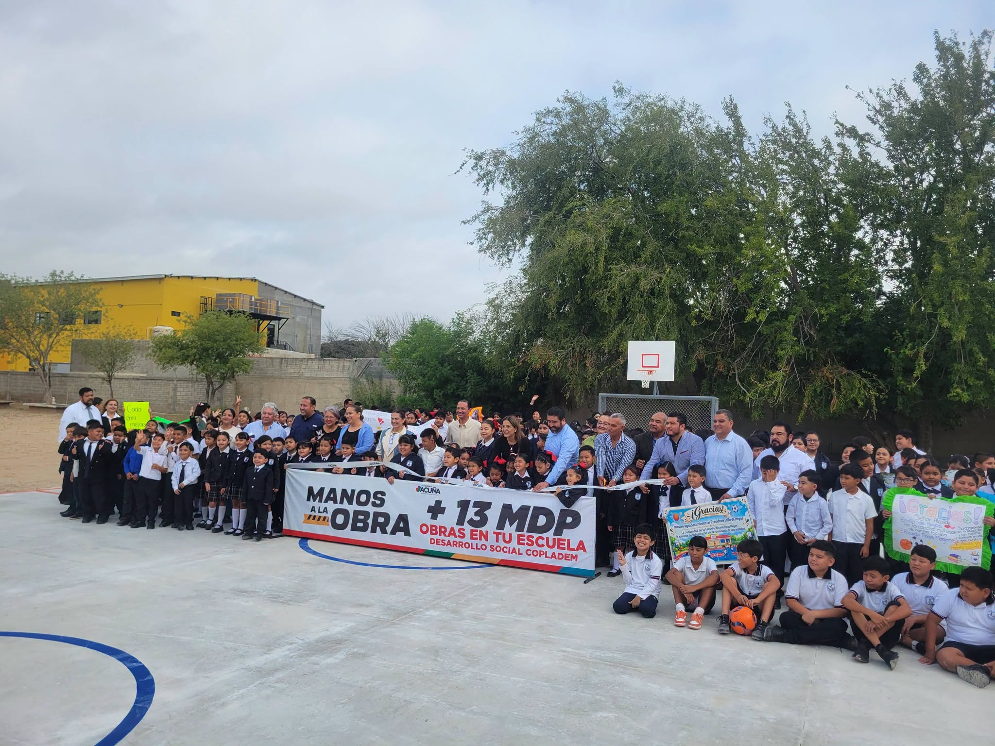 Entrega Emilio cancha deportiva en la primaria Ricardo Flores Magón