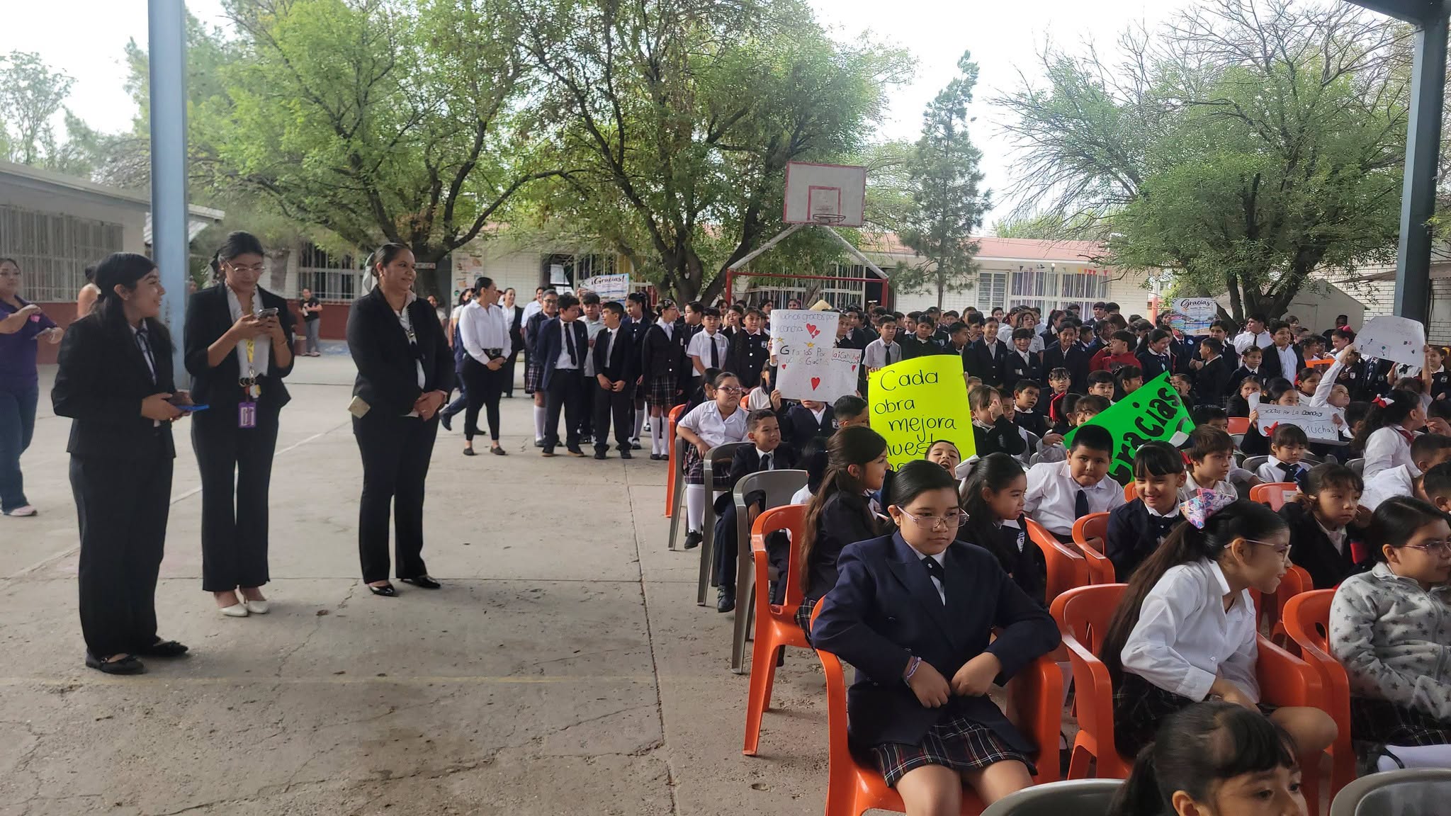 Entrega Emilio cancha deportiva en la primaria Ricardo Flores Magón