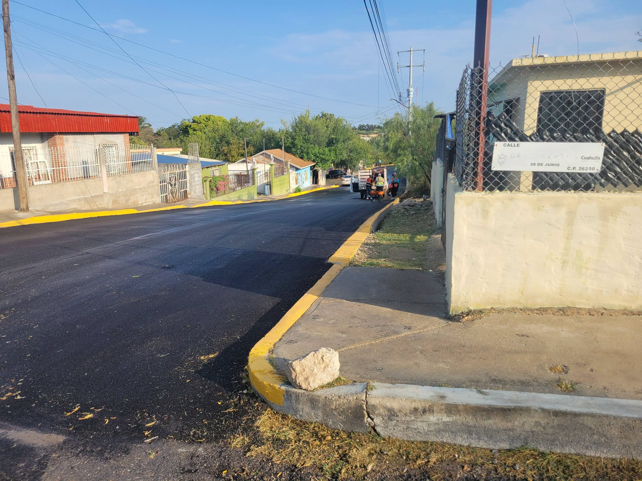 Entrega Emilio De Hoyos pavimentación en la 28 de Junio
