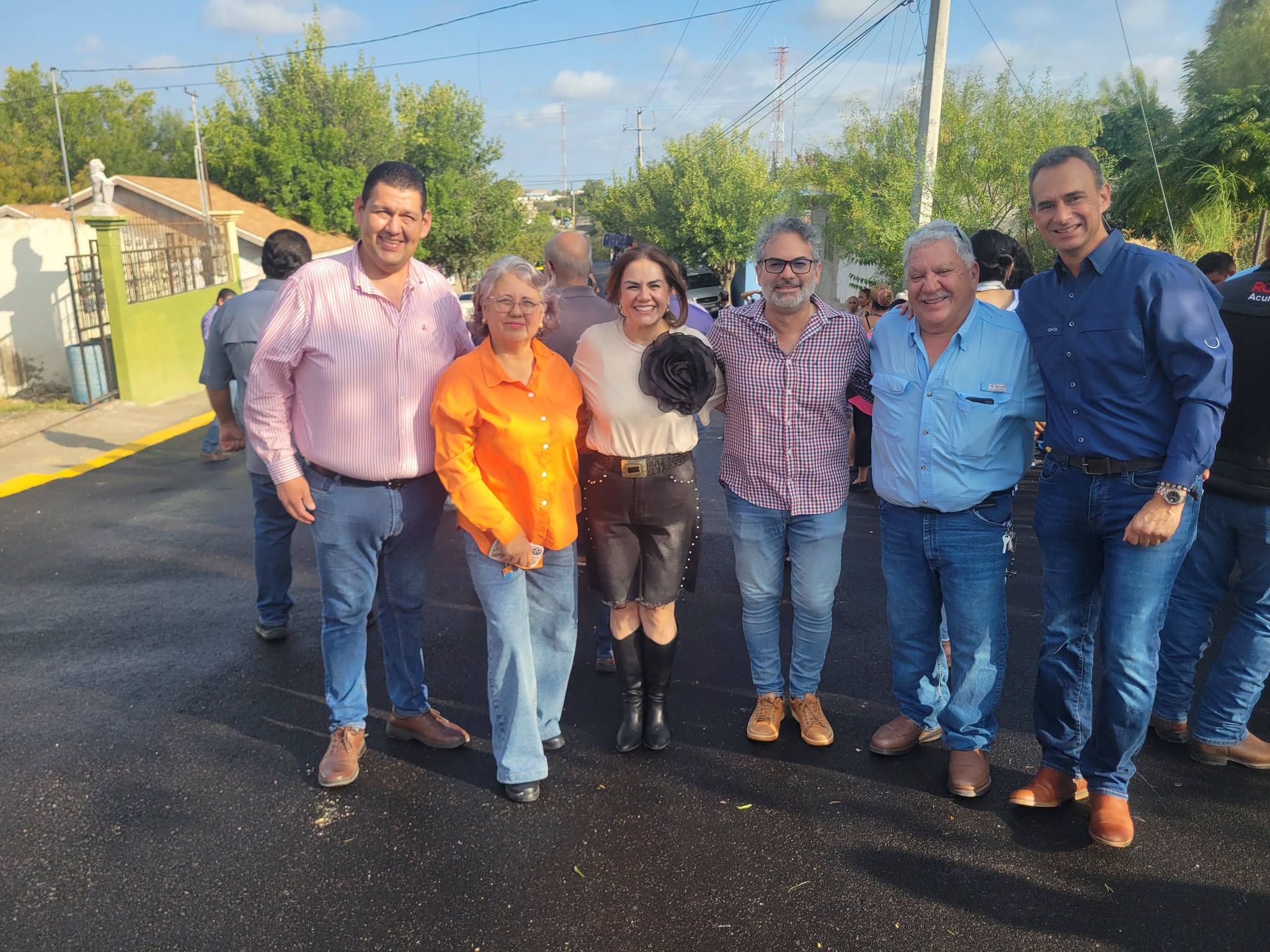 Entrega Emilio De Hoyos pavimentación en la 28 de Junio