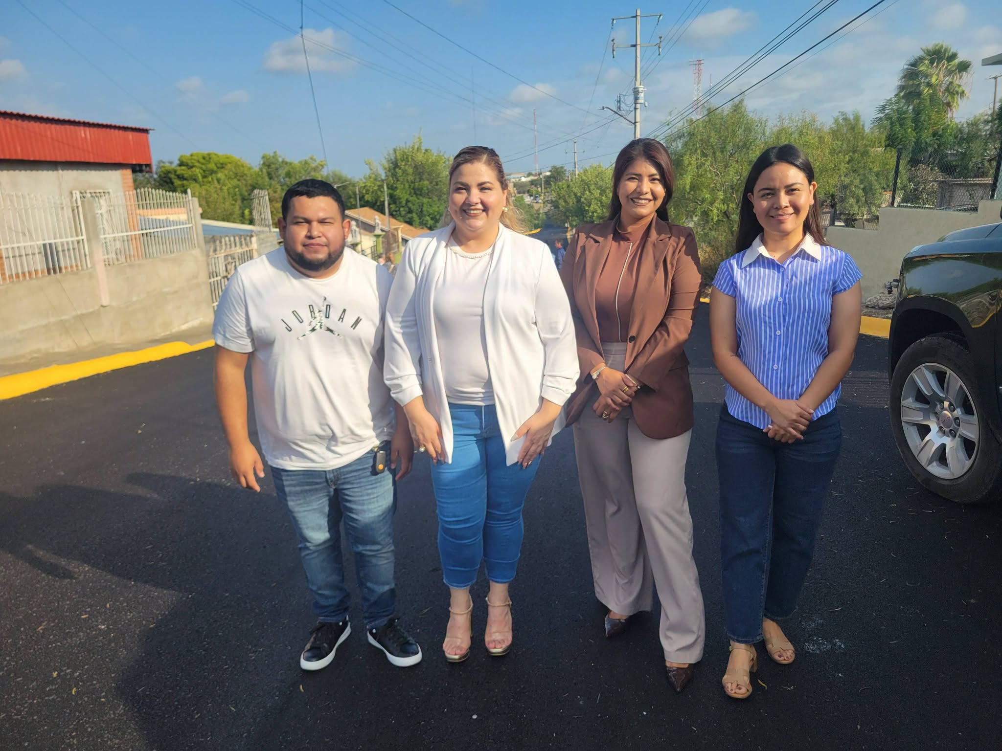Entrega Emilio De Hoyos pavimentación en la 28 de Junio
