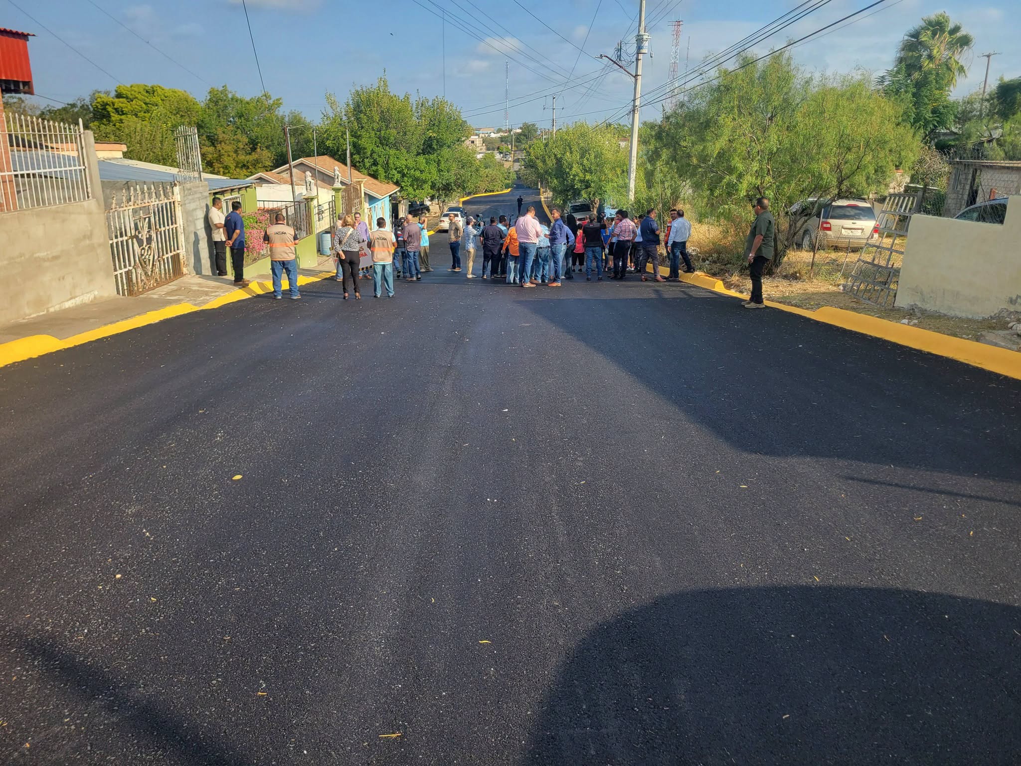 Entrega Emilio De Hoyos pavimentación en la 28 de Junio