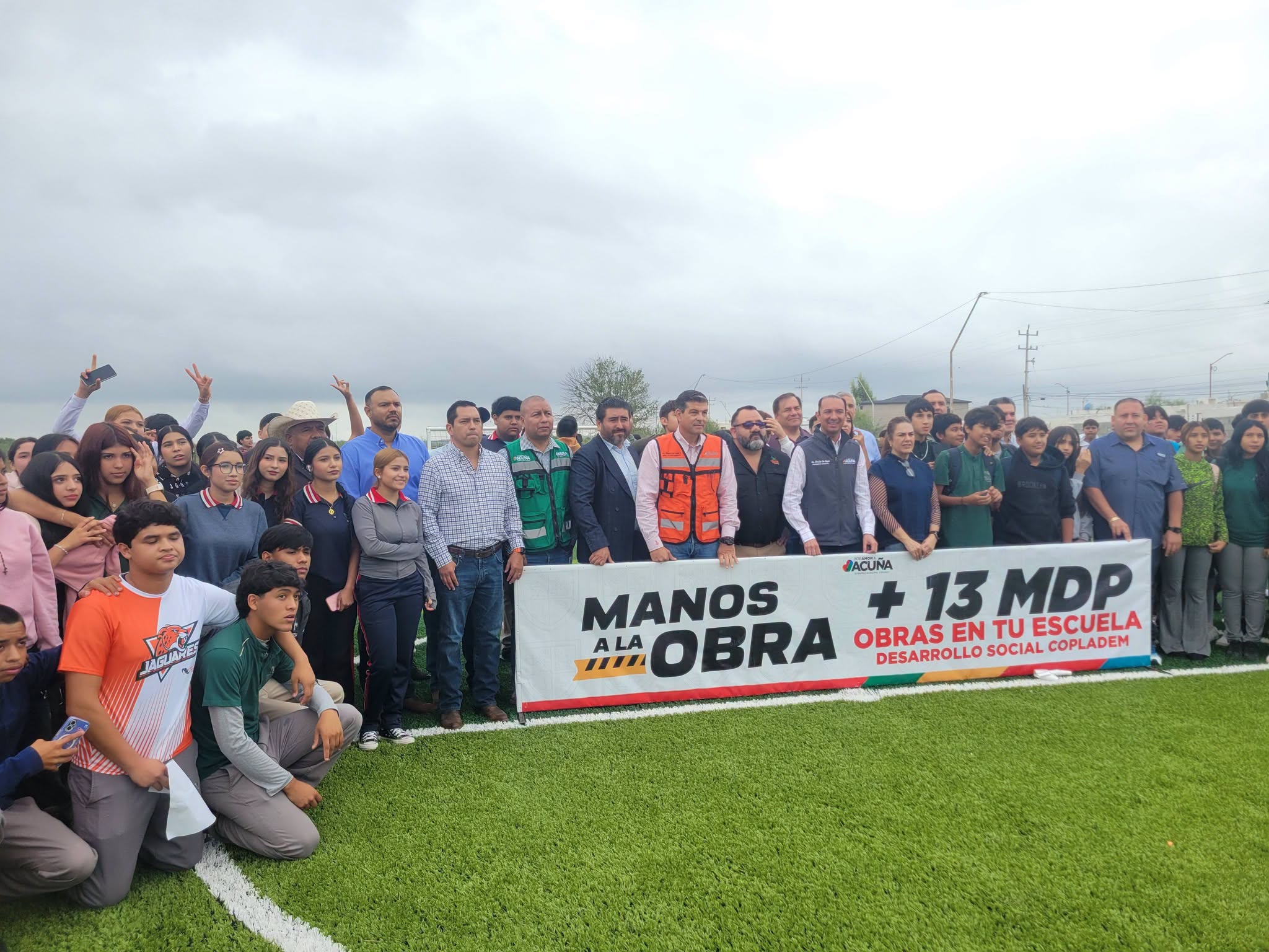 Inaugura el alcalde Emilio De Hoyos cancha de fútbol en el CECyTEC