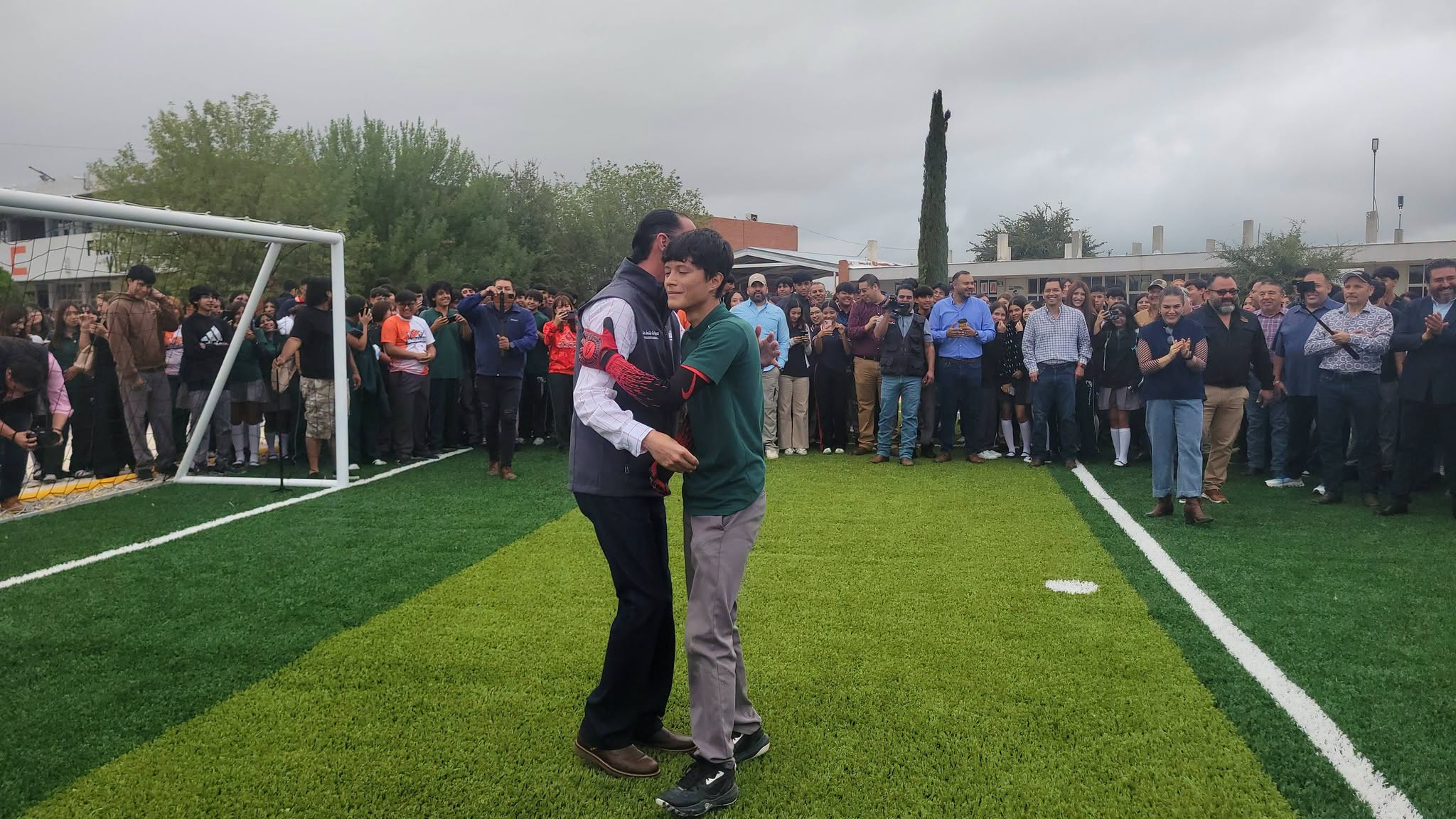 Inaugura el alcalde Emilio De Hoyos cancha de fútbol en el CECyTEC