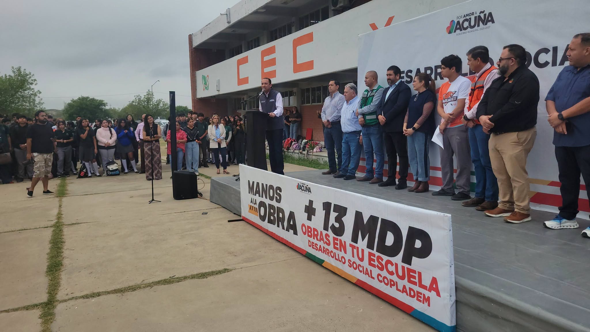 Inaugura el alcalde Emilio De Hoyos cancha de fútbol en el CECyTEC