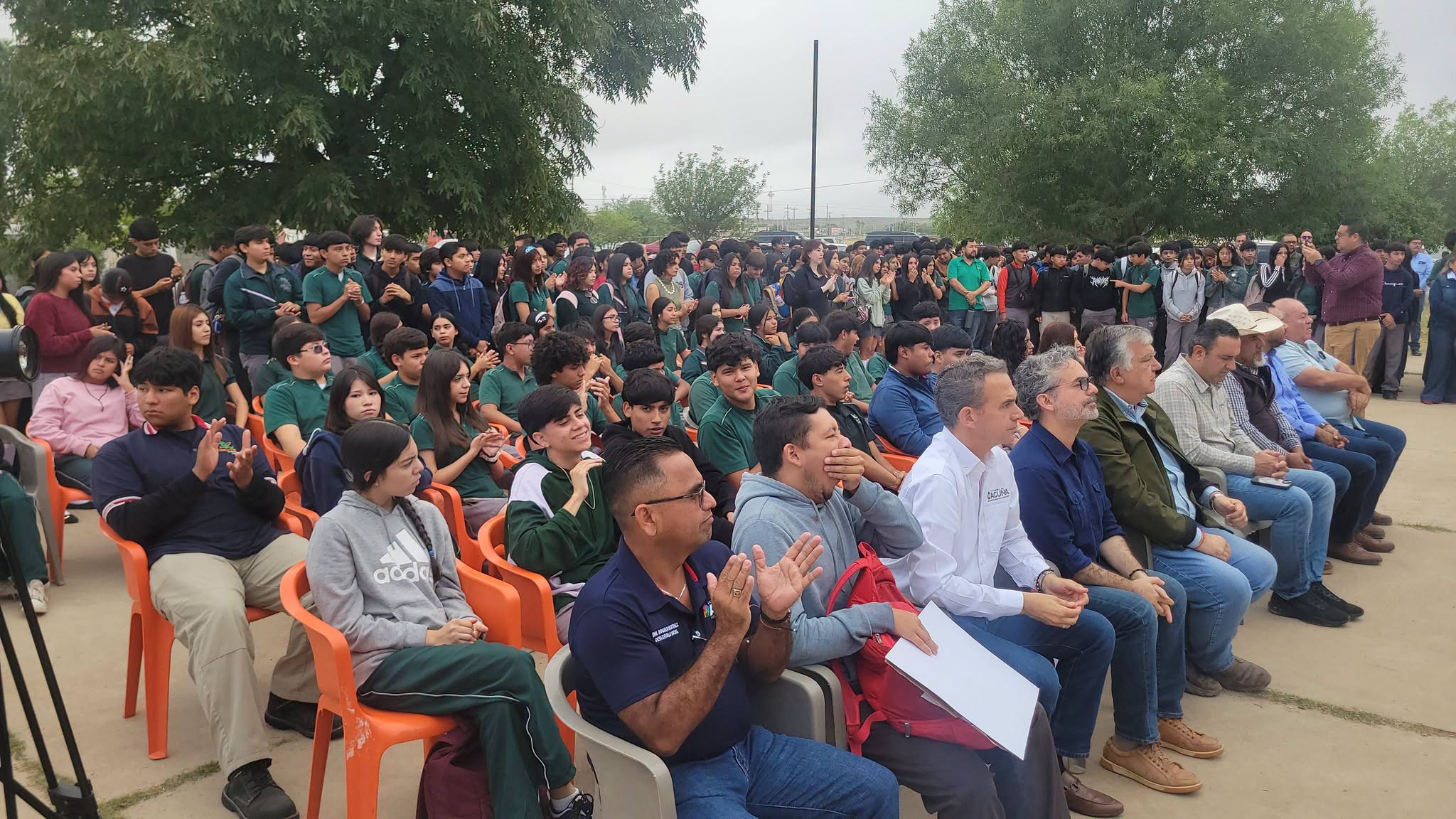 Inaugura el alcalde Emilio De Hoyos cancha de fútbol en el CECyTEC