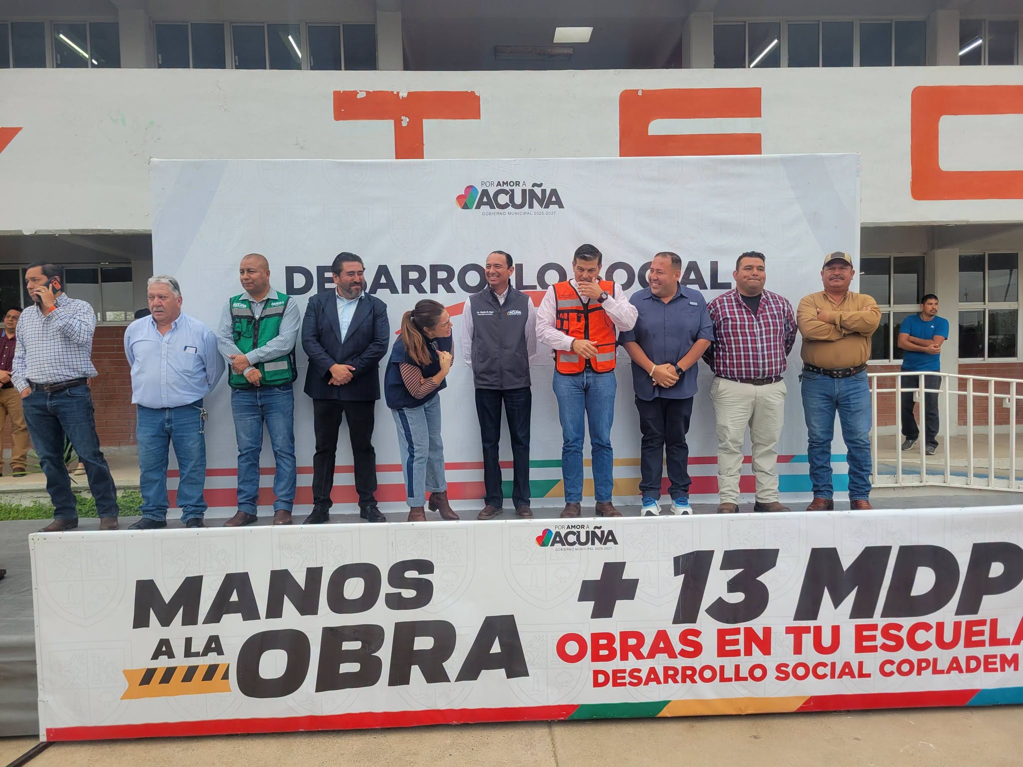 Inaugura el alcalde Emilio De Hoyos cancha de fútbol en el CECyTEC