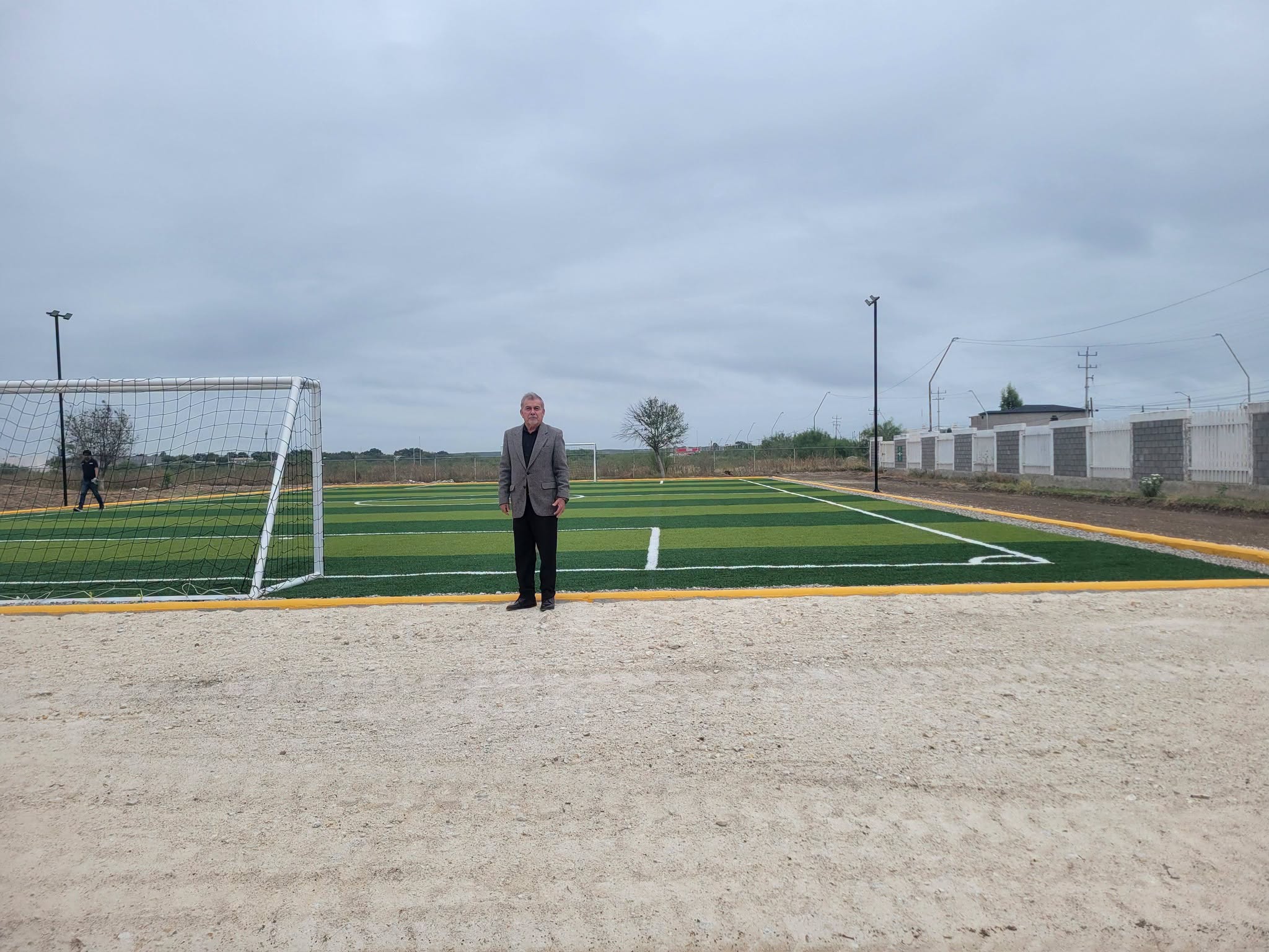 Inaugura el alcalde Emilio De Hoyos cancha de fútbol en el CECyTEC