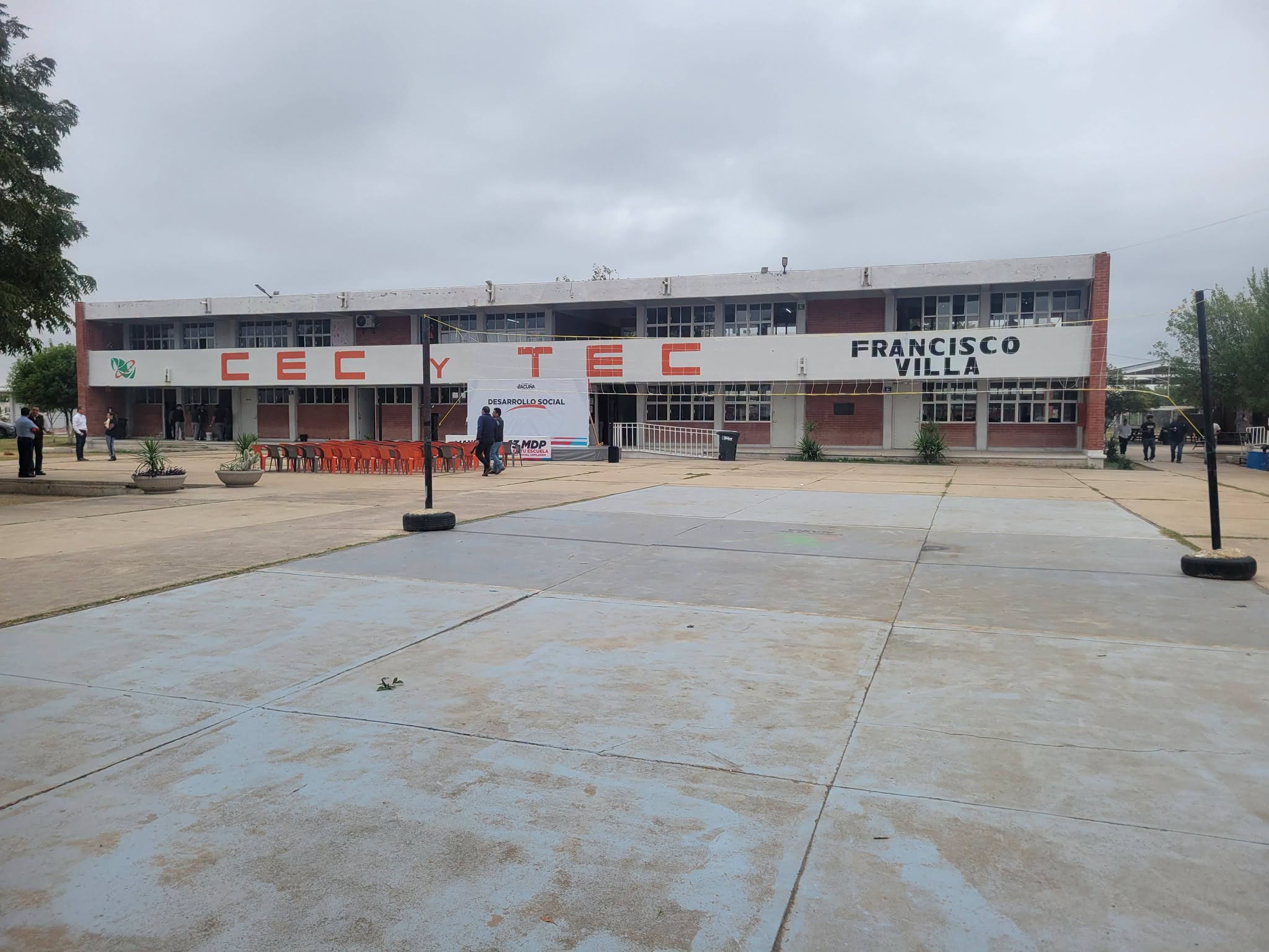 Inaugura el alcalde Emilio De Hoyos cancha de fútbol en el CECyTEC