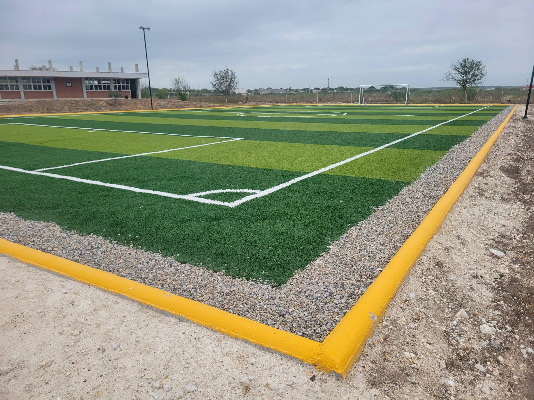 Inaugura el alcalde Emilio De Hoyos cancha de fútbol en el CECyTEC