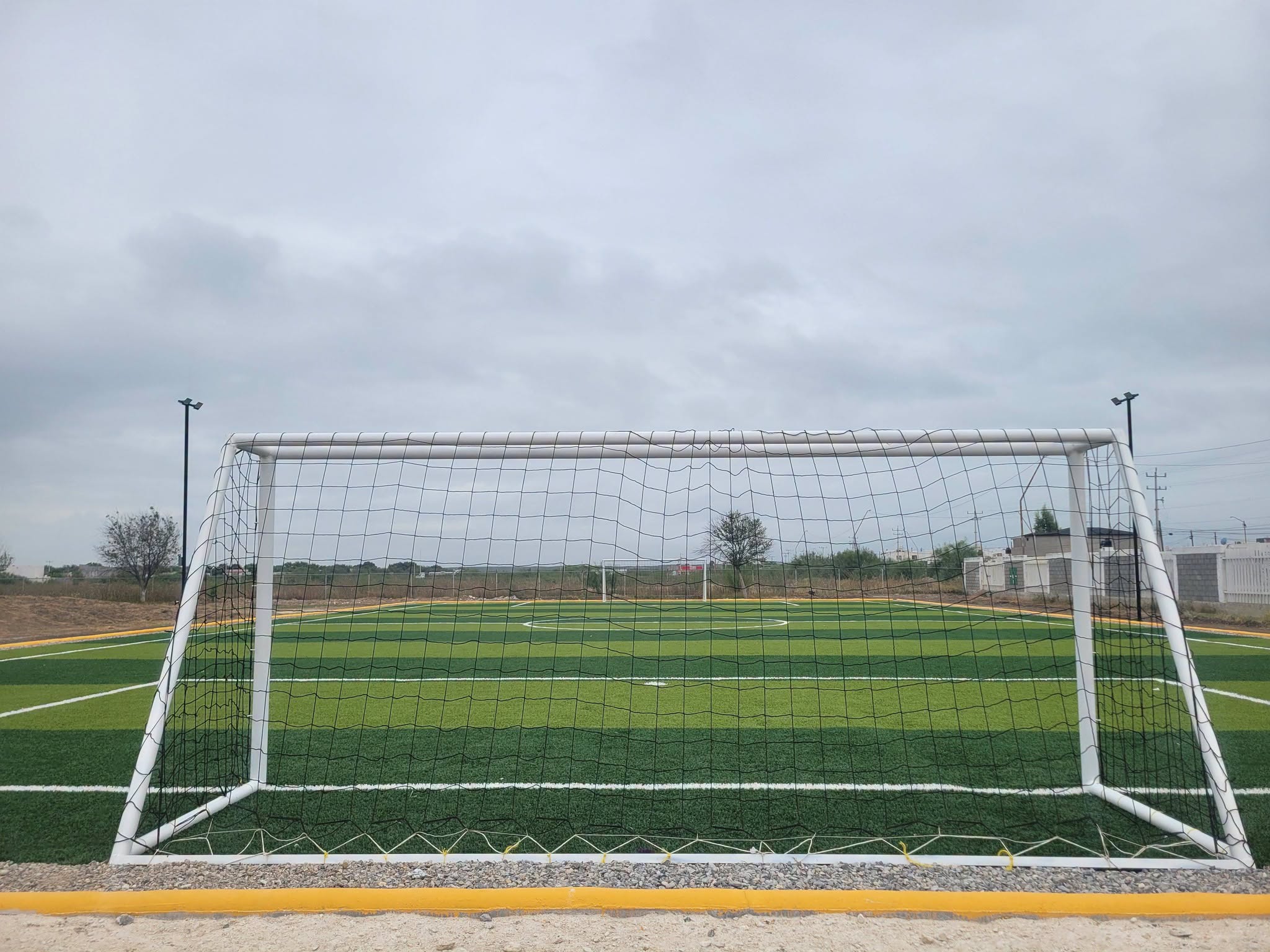 Inaugura el alcalde Emilio De Hoyos cancha de fútbol en el CECyTEC