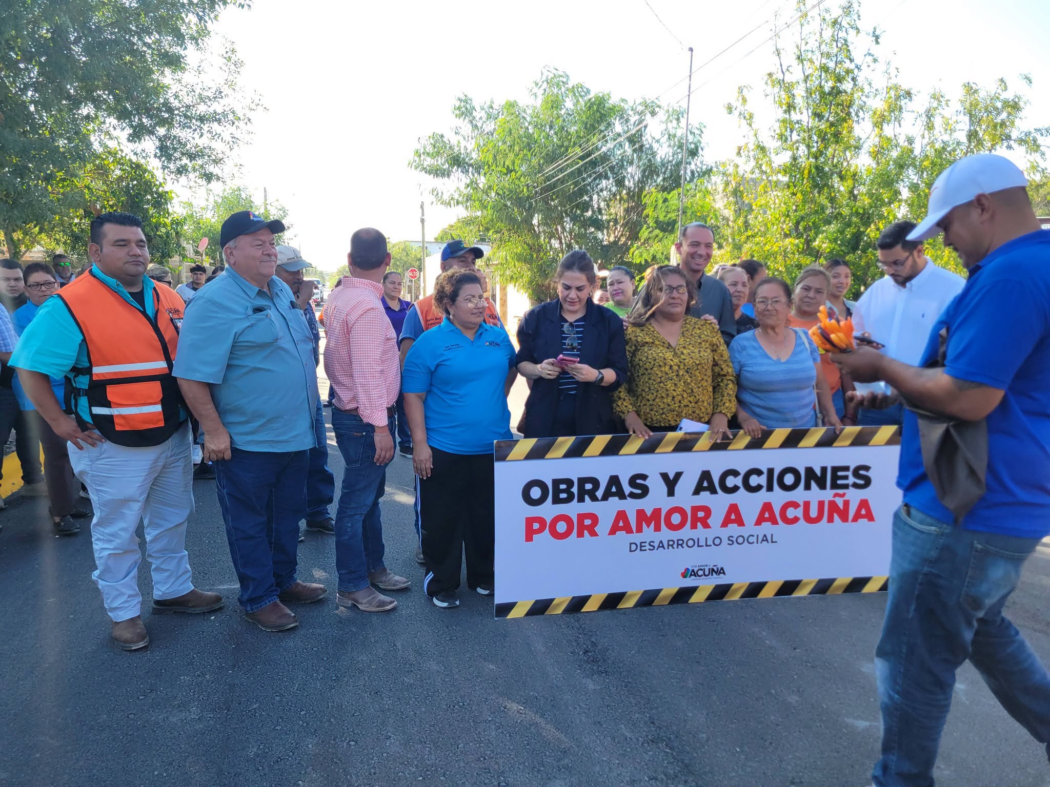 Inaugura Emilio De Hoyos obra de pavimentación en la Cinco de mayo