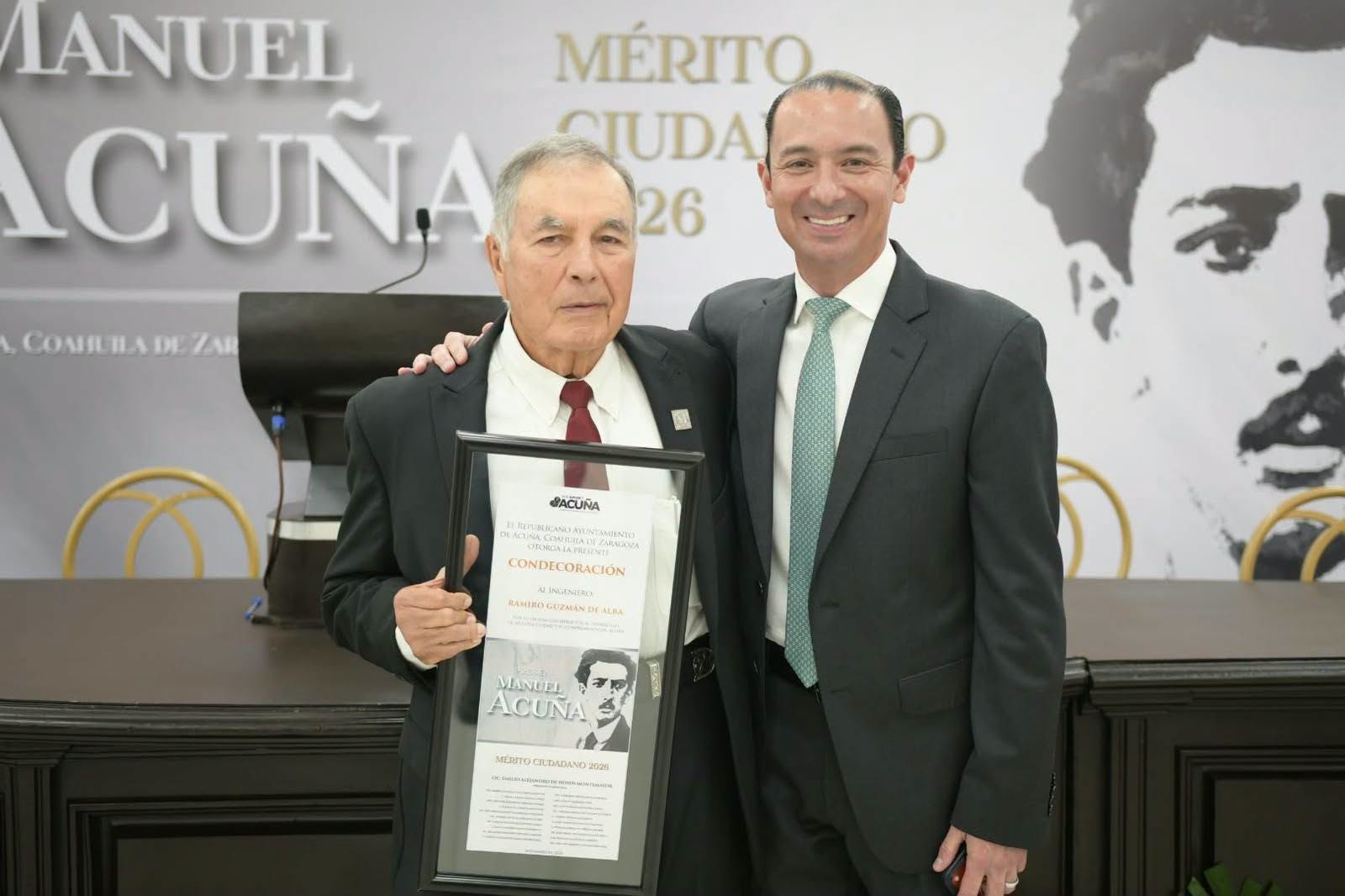 RECONOCE ACUÑA A RAMIRO GUZMÁN DE ALBA CON LA PRESEA AL MÉRITO CIUDADANO “MANUEL ACUÑA”