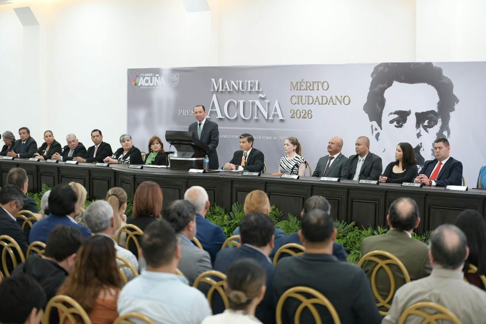 RECONOCE ACUÑA A RAMIRO GUZMÁN DE ALBA CON LA PRESEA AL MÉRITO CIUDADANO “MANUEL ACUÑA”