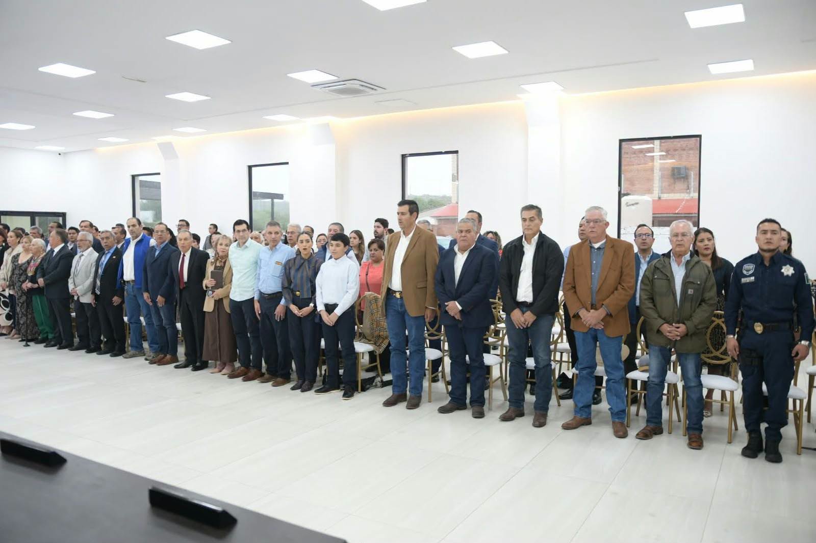 RECONOCE ACUÑA A RAMIRO GUZMÁN DE ALBA CON LA PRESEA AL MÉRITO CIUDADANO “MANUEL ACUÑA”