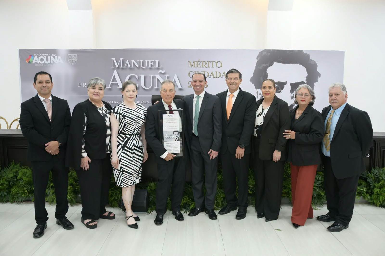 RECONOCE ACUÑA A RAMIRO GUZMÁN DE ALBA CON LA PRESEA AL MÉRITO CIUDADANO “MANUEL ACUÑA”