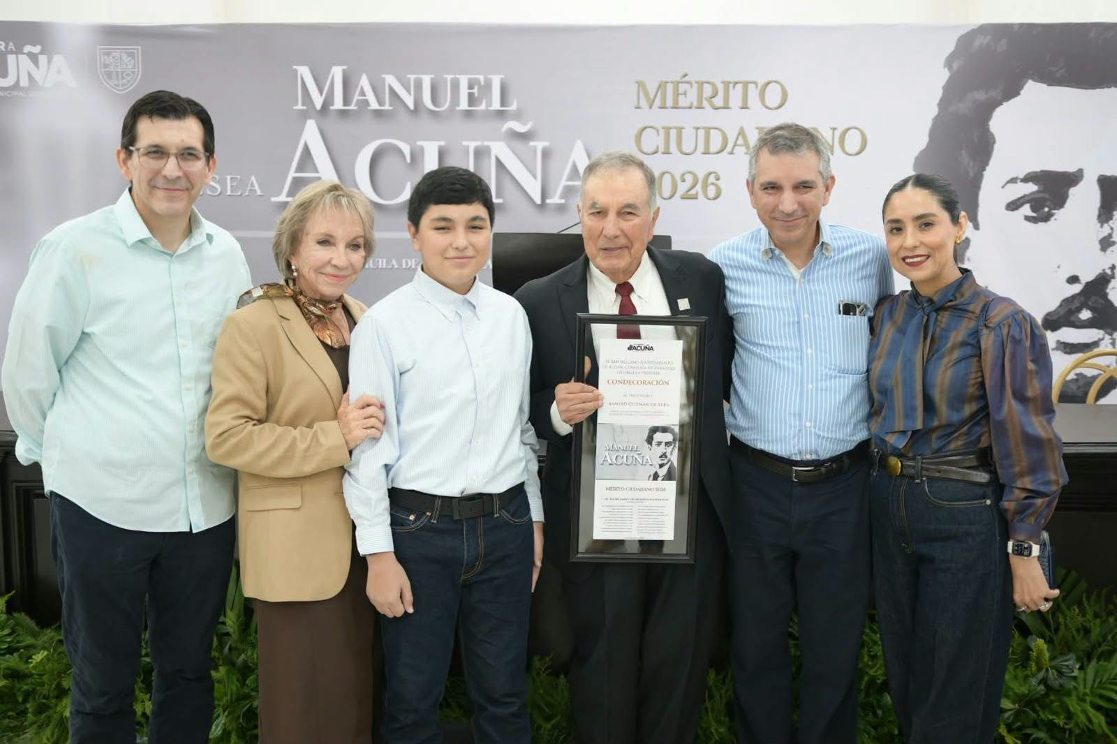 RECONOCE ACUÑA A RAMIRO GUZMÁN DE ALBA CON LA PRESEA AL MÉRITO CIUDADANO “MANUEL ACUÑA”