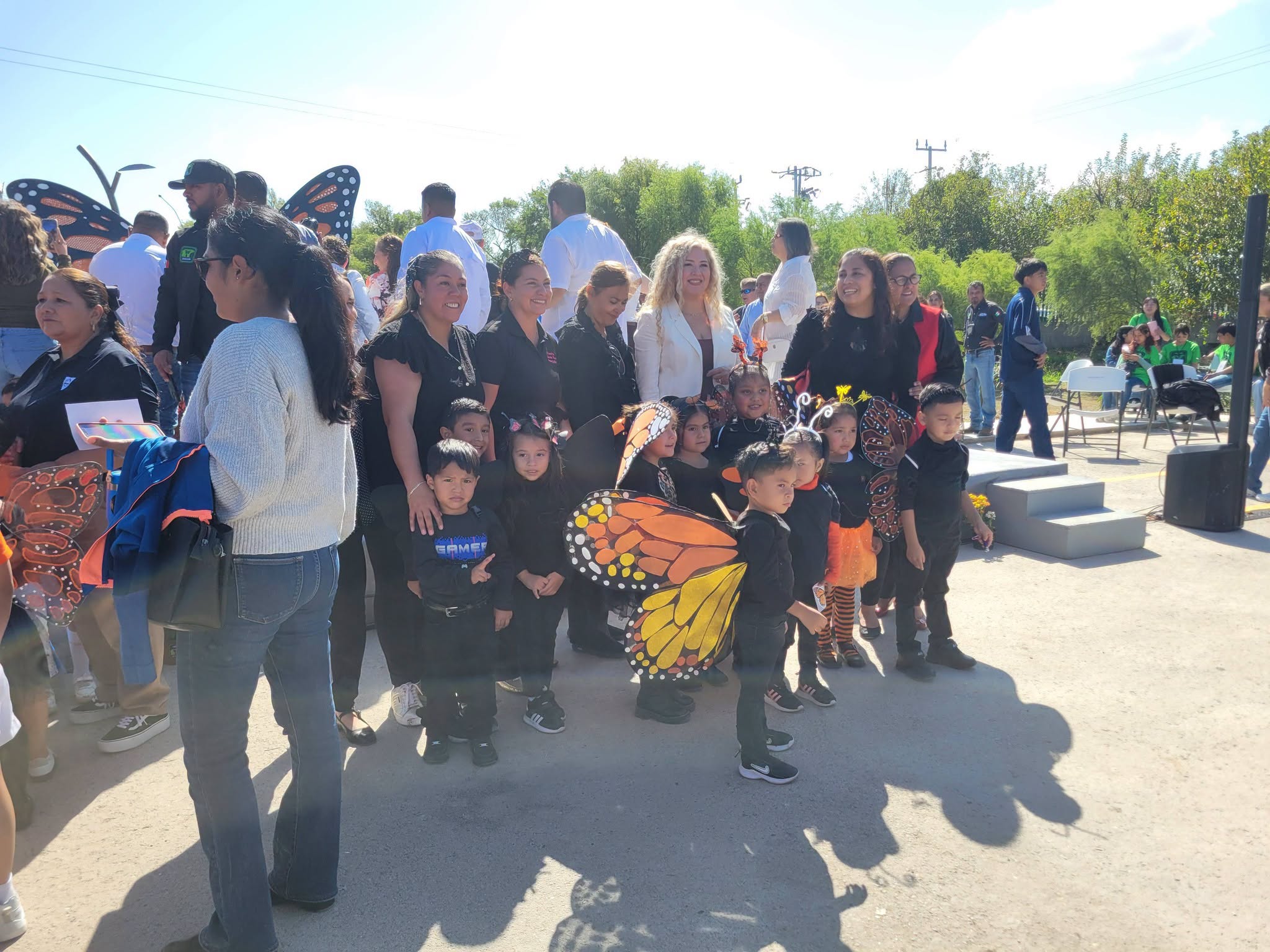Rinden homenaje a la maestra Lety Avendaño
