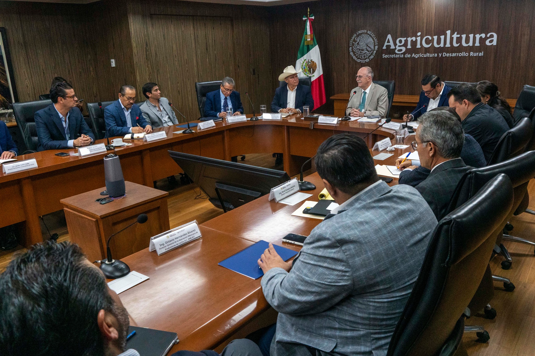 AGRICULTURA y Leche Para el Bienestar convocan a un acuerdo nacional para garantizar la comercialización del lácteo