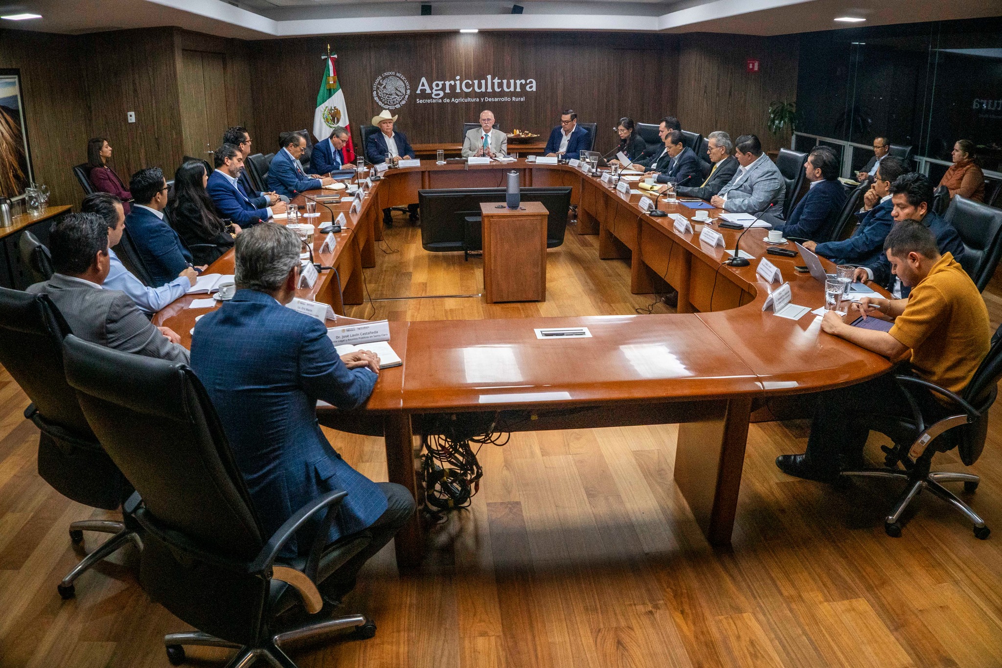 AGRICULTURA y Leche Para el Bienestar convocan a un acuerdo nacional para garantizar la comercialización del lácteo