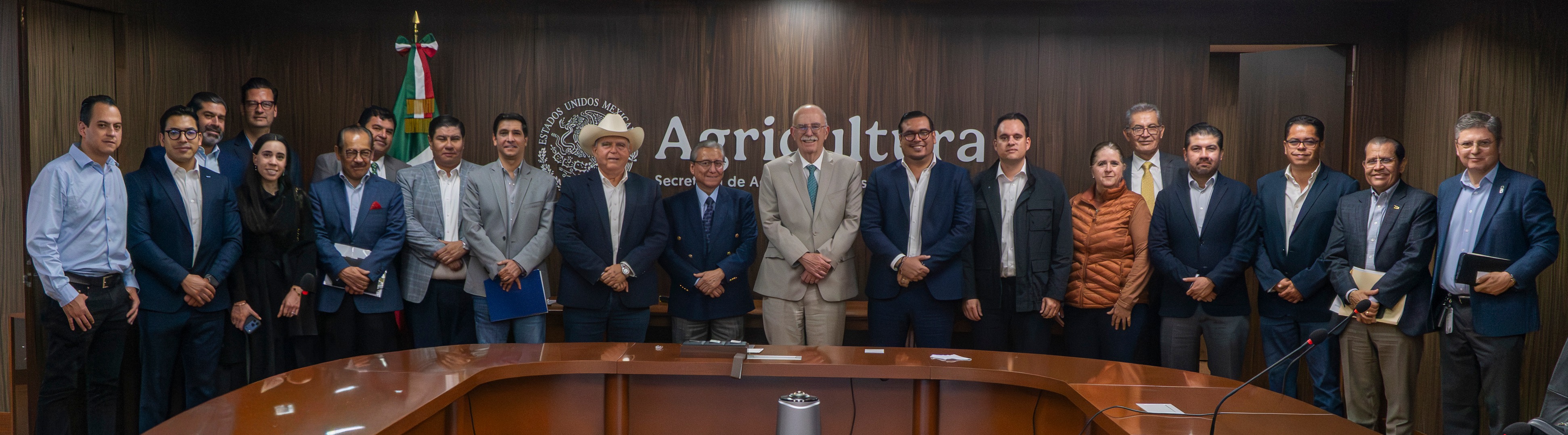AGRICULTURA y Leche Para el Bienestar convocan a un acuerdo nacional para garantizar la comercialización del lácteo