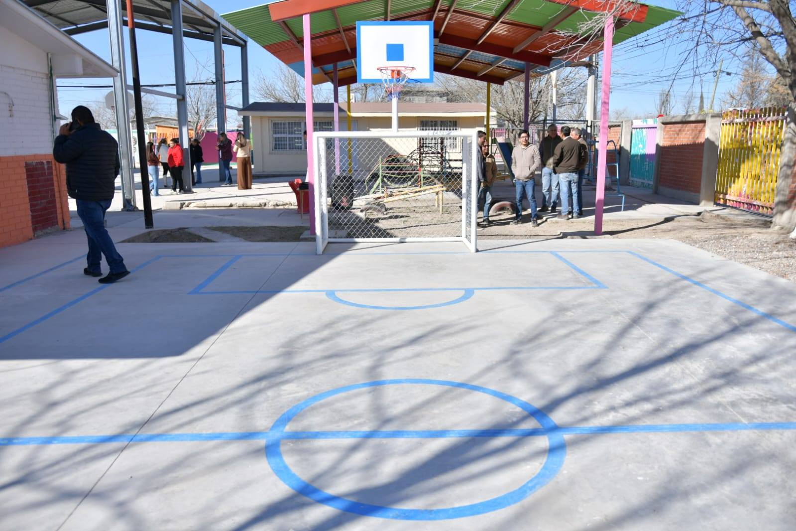 ALCALDE EMILIO DE HOYOS INAUGURA CANCHA DE FÚTBOL EN JARDÍN DE NIÑOS EVARISTO PÉREZ ARREOLA