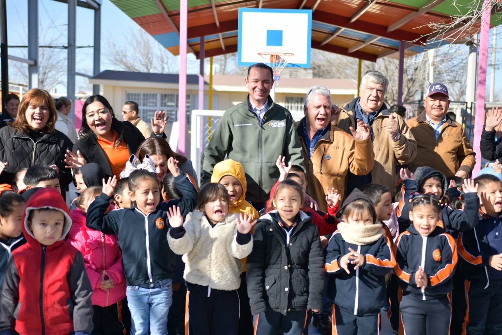 ALCALDE EMILIO DE HOYOS INAUGURA CANCHA DE FÚTBOL EN JARDÍN DE NIÑOS EVARISTO PÉREZ ARREOLA