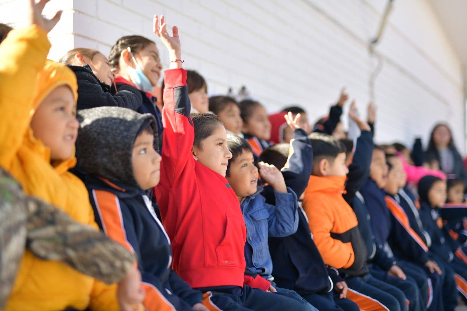 ALCALDE EMILIO DE HOYOS INAUGURA CANCHA DE FÚTBOL EN JARDÍN DE NIÑOS EVARISTO PÉREZ ARREOLA
