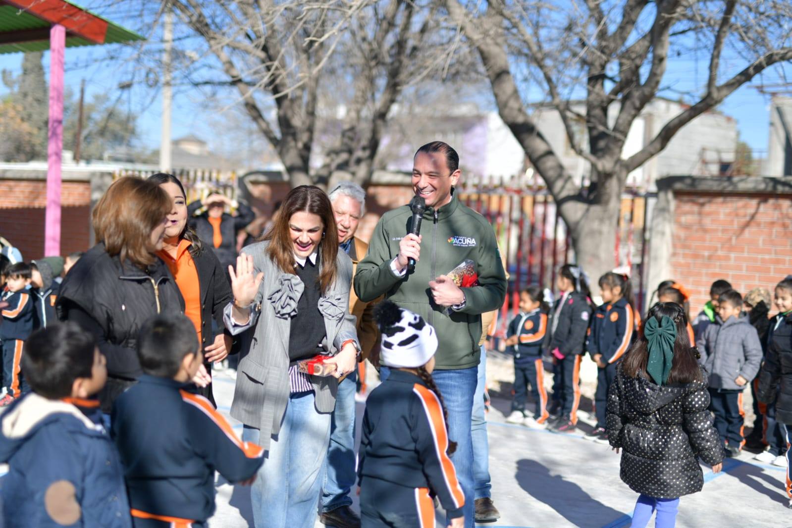ALCALDE EMILIO DE HOYOS INAUGURA CANCHA DE FÚTBOL EN JARDÍN DE NIÑOS EVARISTO PÉREZ ARREOLA