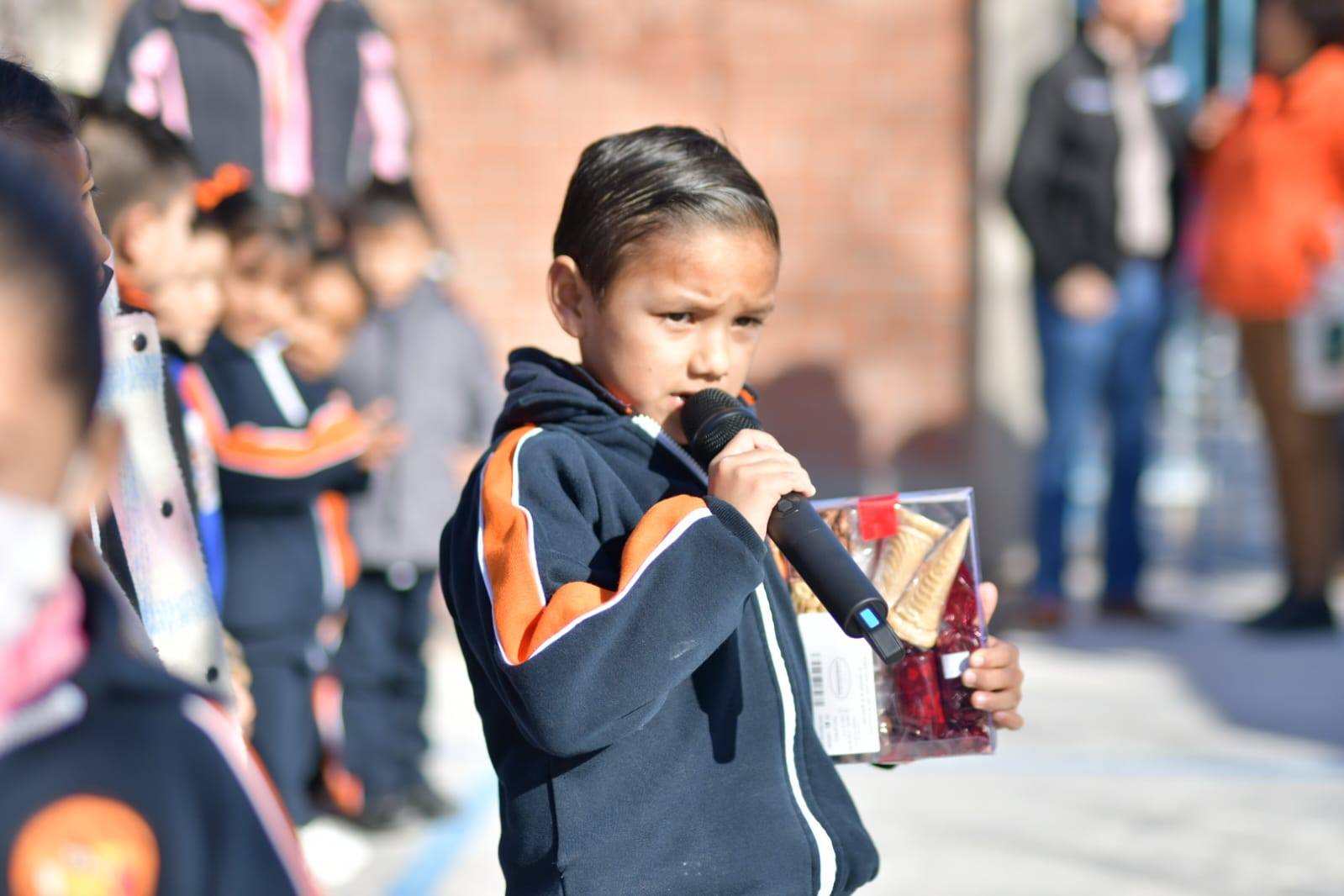 ALCALDE EMILIO DE HOYOS INAUGURA CANCHA DE FÚTBOL EN JARDÍN DE NIÑOS EVARISTO PÉREZ ARREOLA
